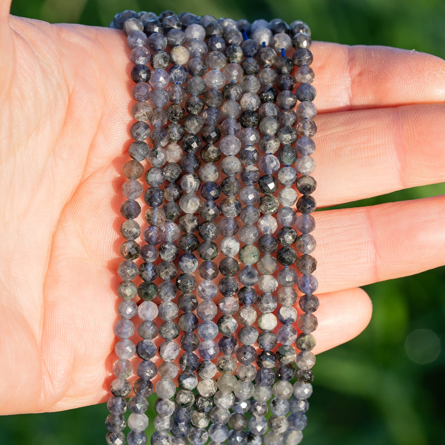 Perles rondes facettes de Iolite de 4,5 mm ( rang de env 96 perles )