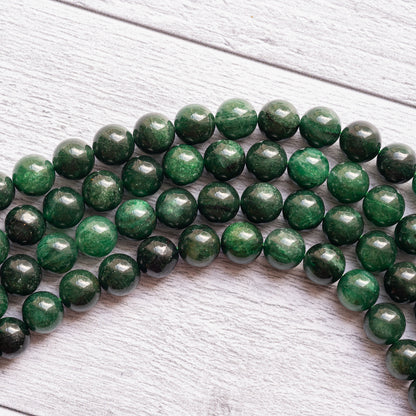 Perles rondes lisses de Fuschite de 10,5 mm ( 1/2 rang de env 18 perles )