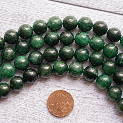 Perles rondes lisses de Fuschite de 10,5 mm ( 1/2 rang de env 18 perles )