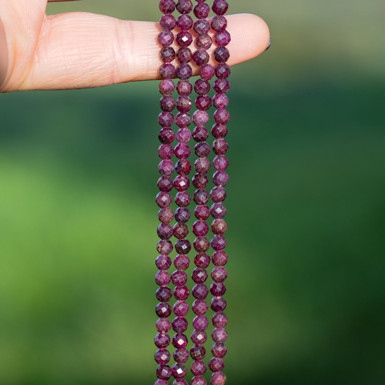 Perles rondes facettes de Rubis violet foncée grade a de 4 mm ( 1/2 rang de env 50 perles )