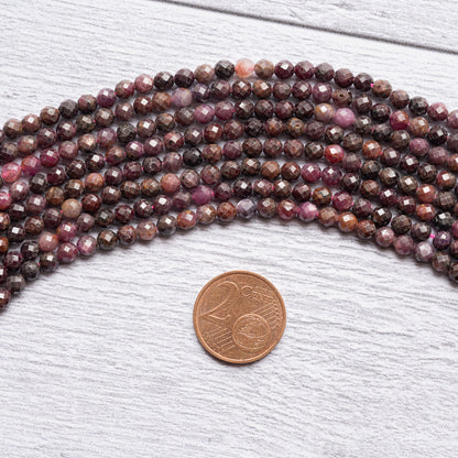 Perles rondes facettes de Corindon de 4 mm ( 1/2 rang de env 48 perles )