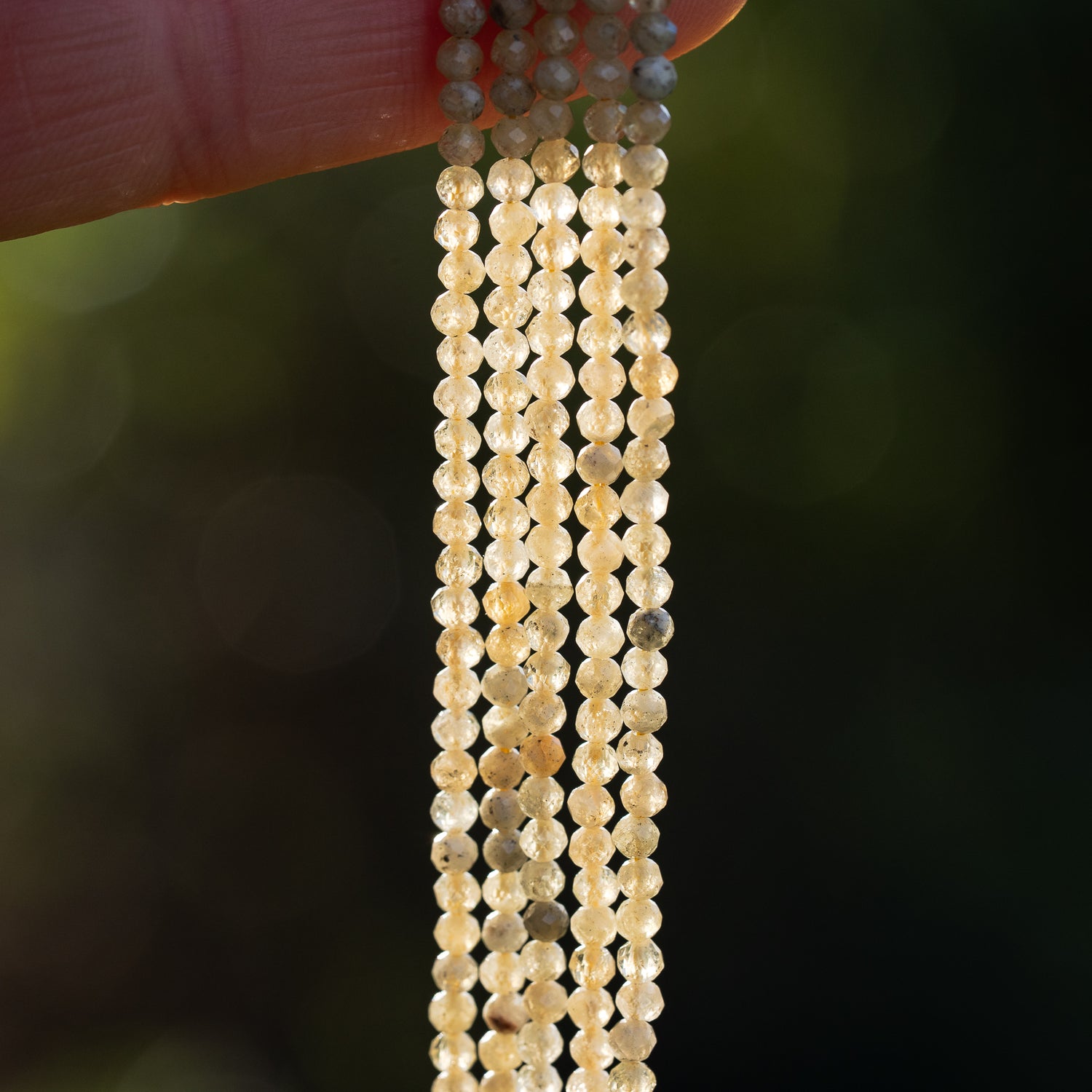 Perles rondes facettes de Grenat jaune de 3 mm ( rang de env 148 perles )