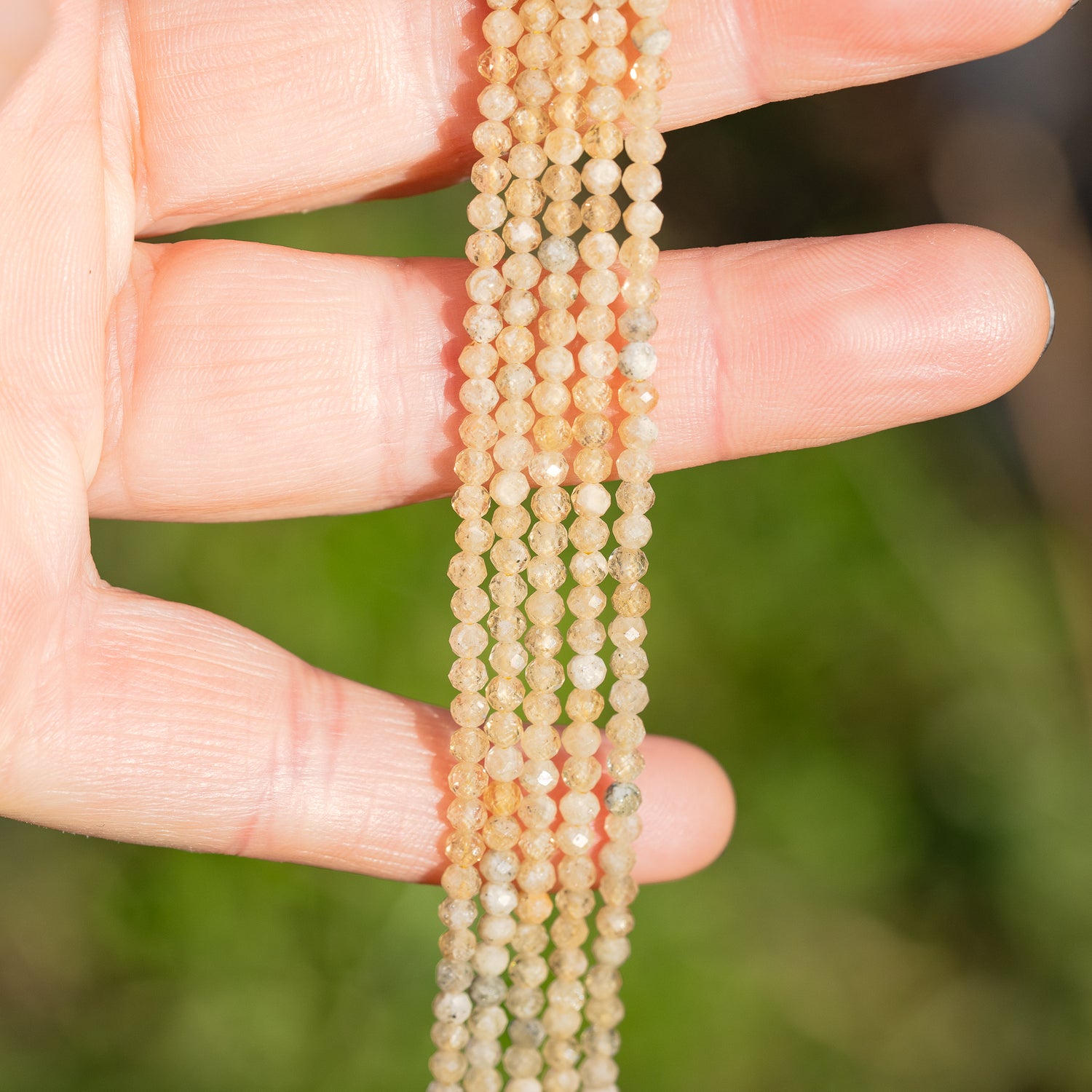 Perles rondes facettes de Grenat jaune de 3 mm ( rang de env 148 perles )