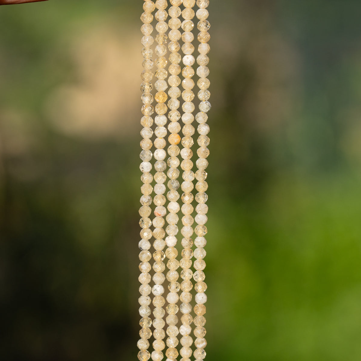 Perles rondes facettes de Grenat jaune de 3 mm ( rang de env 148 perles )