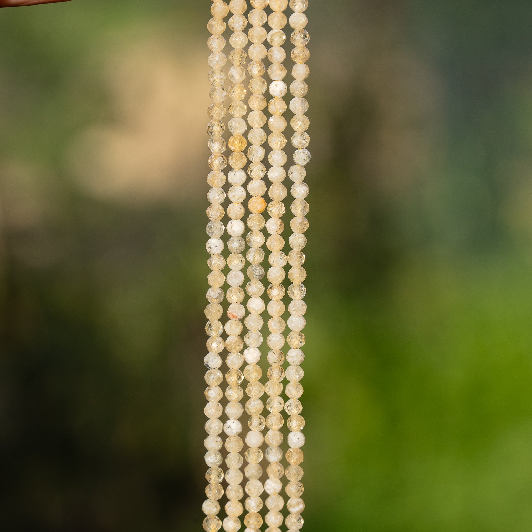 Perles rondes facettes de Grenat jaune de 3 mm ( rang de env 148 perles )