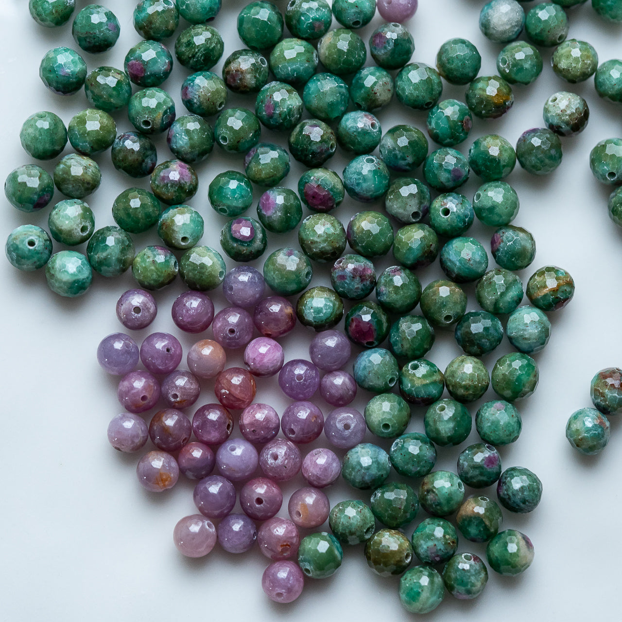 Perles rondes facettes de Rubis sur Fuschite AA de 8 mm ( lot de 10 )