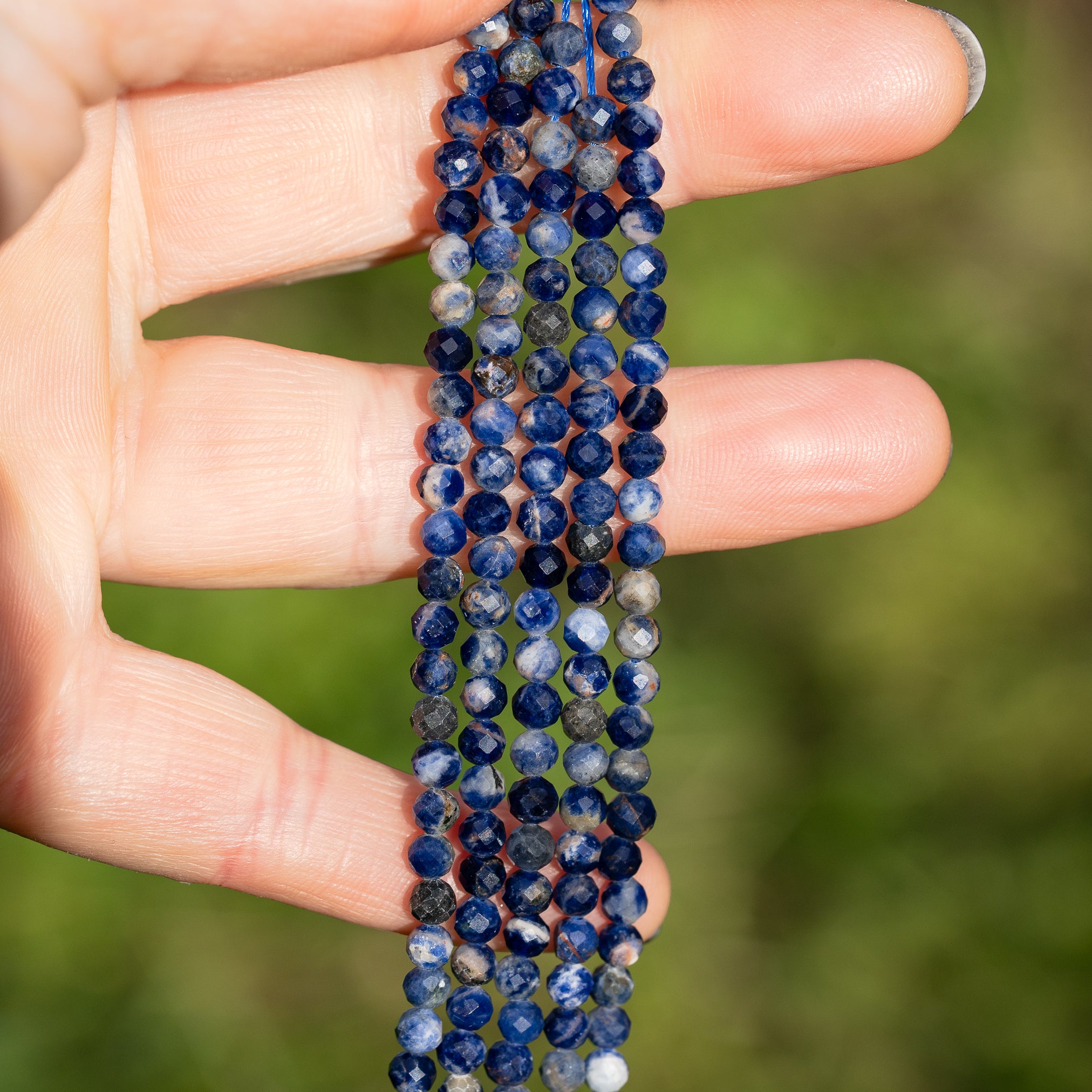 Perles rondes facettes de Sodalite de 3,8 mm ( rang de env 100 perles )