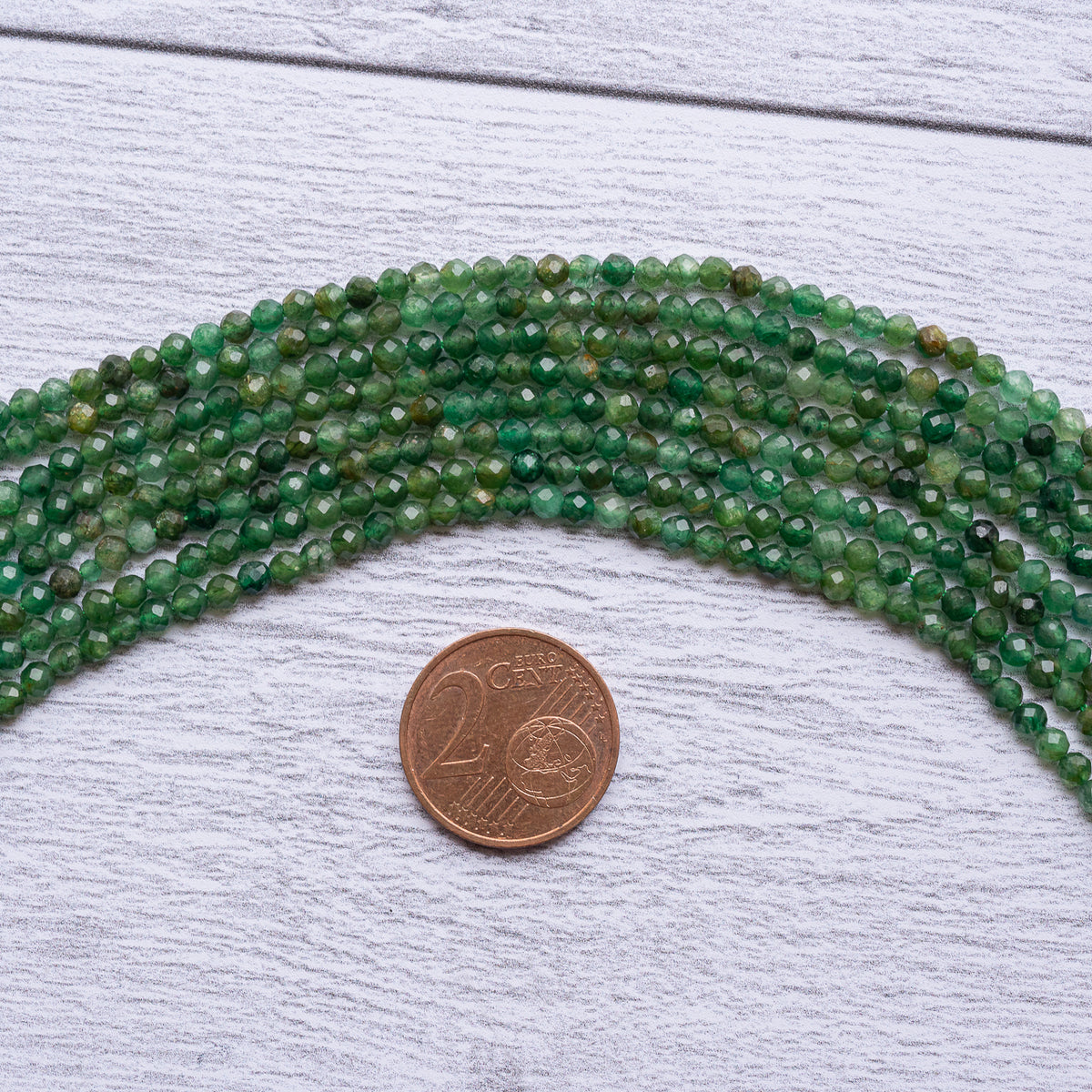 Perles rondes facettes de Fuschite de 3 mm ( rang de env 134 perles )