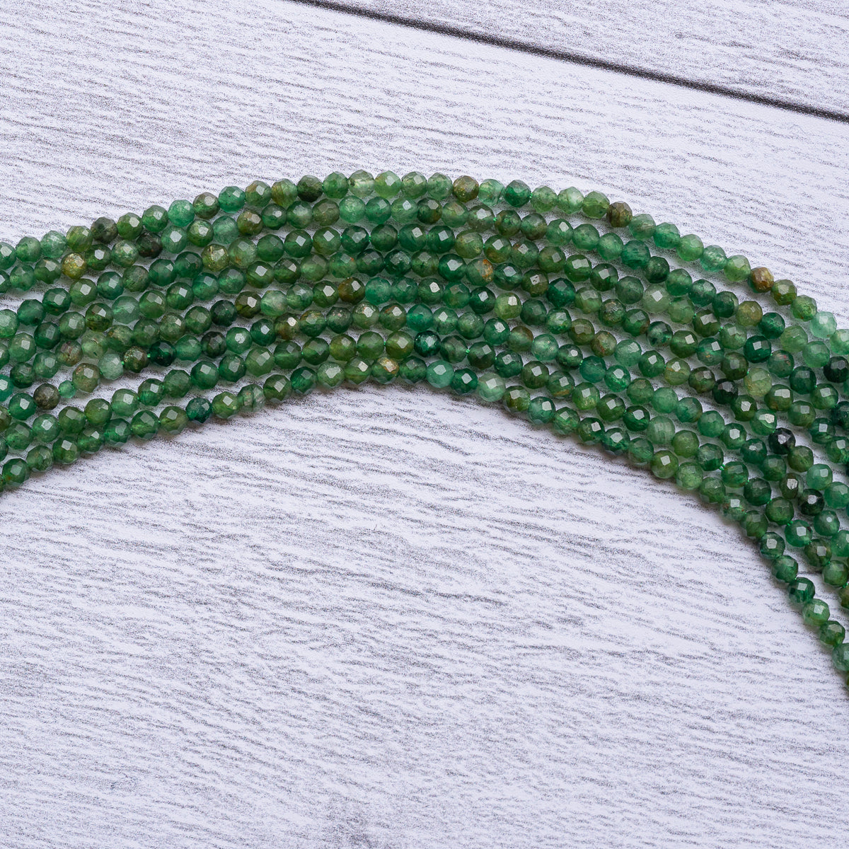 Perles rondes facettes de Fuschite de 3 mm ( rang de env 134 perles )