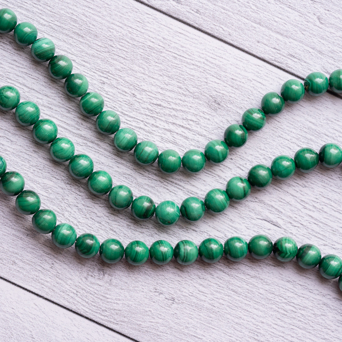 Perles rondes lisses de Malachite grade a de 8 mm ( 1/2 rang de env 25 perles )