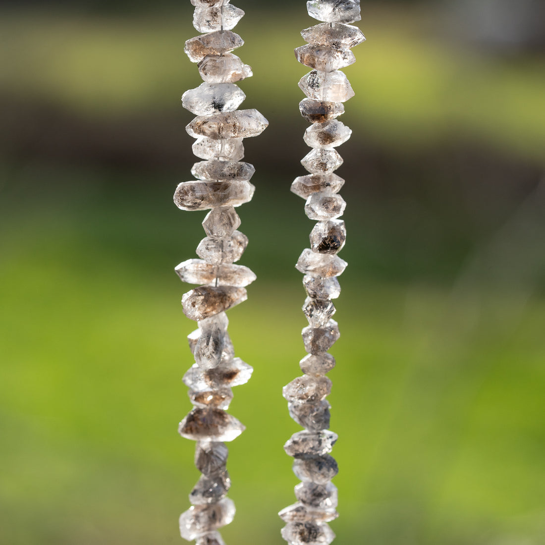 Cristaux bruts de Herkimer avec inclusions de env 7/12 mm ( 1/2 rang de env 20 cm )