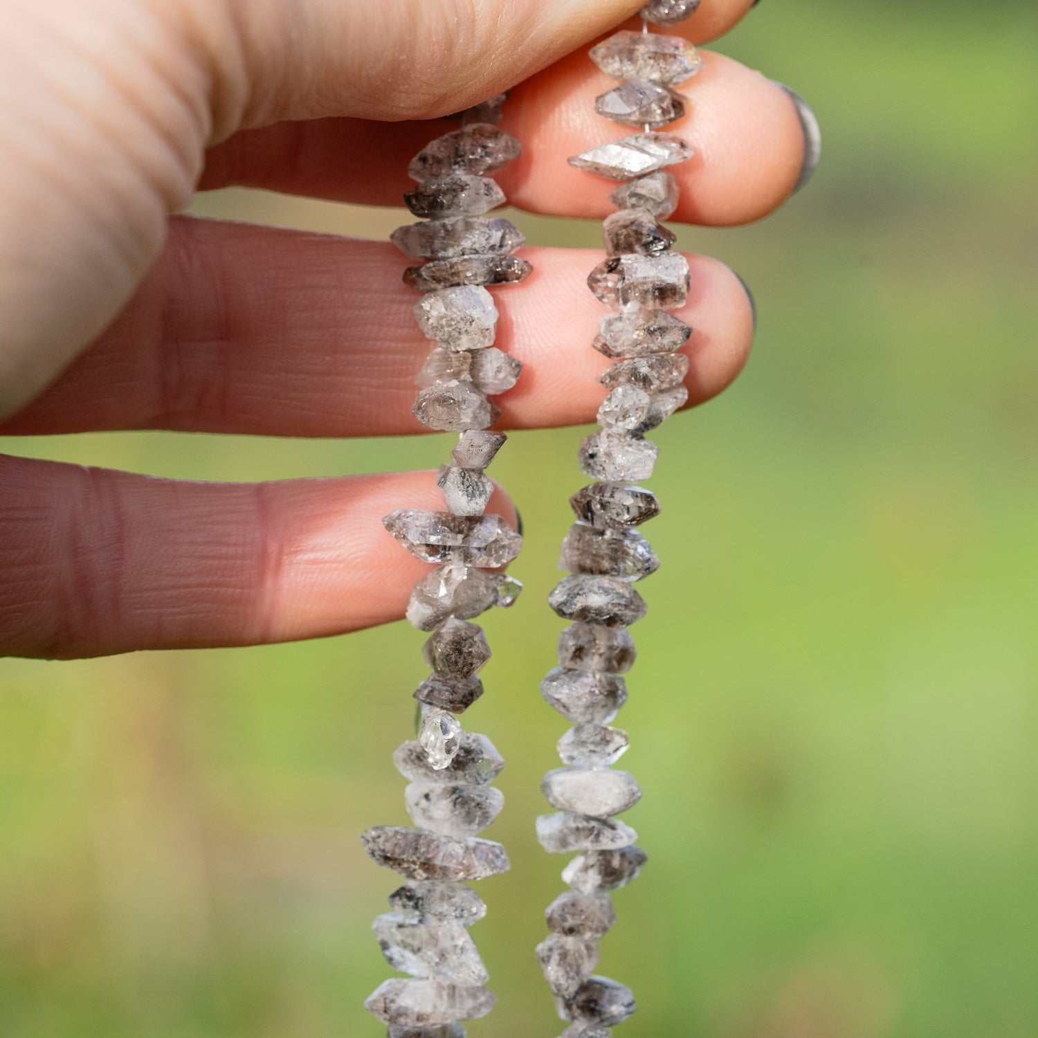 Cristaux bruts de Herkimer avec inclusions de env 7/12 mm ( 1/2 rang de env 20 cm )