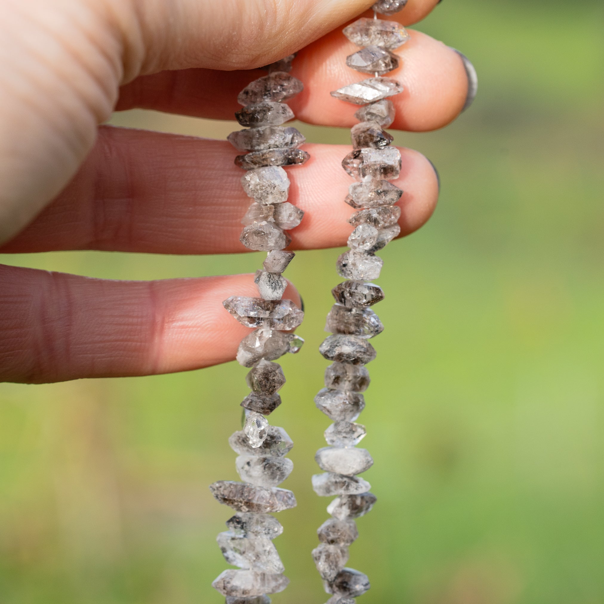 Cristaux bruts de Herkimer avec inclusions de env 7/12 mm ( 1/2 rang de env 20 cm )