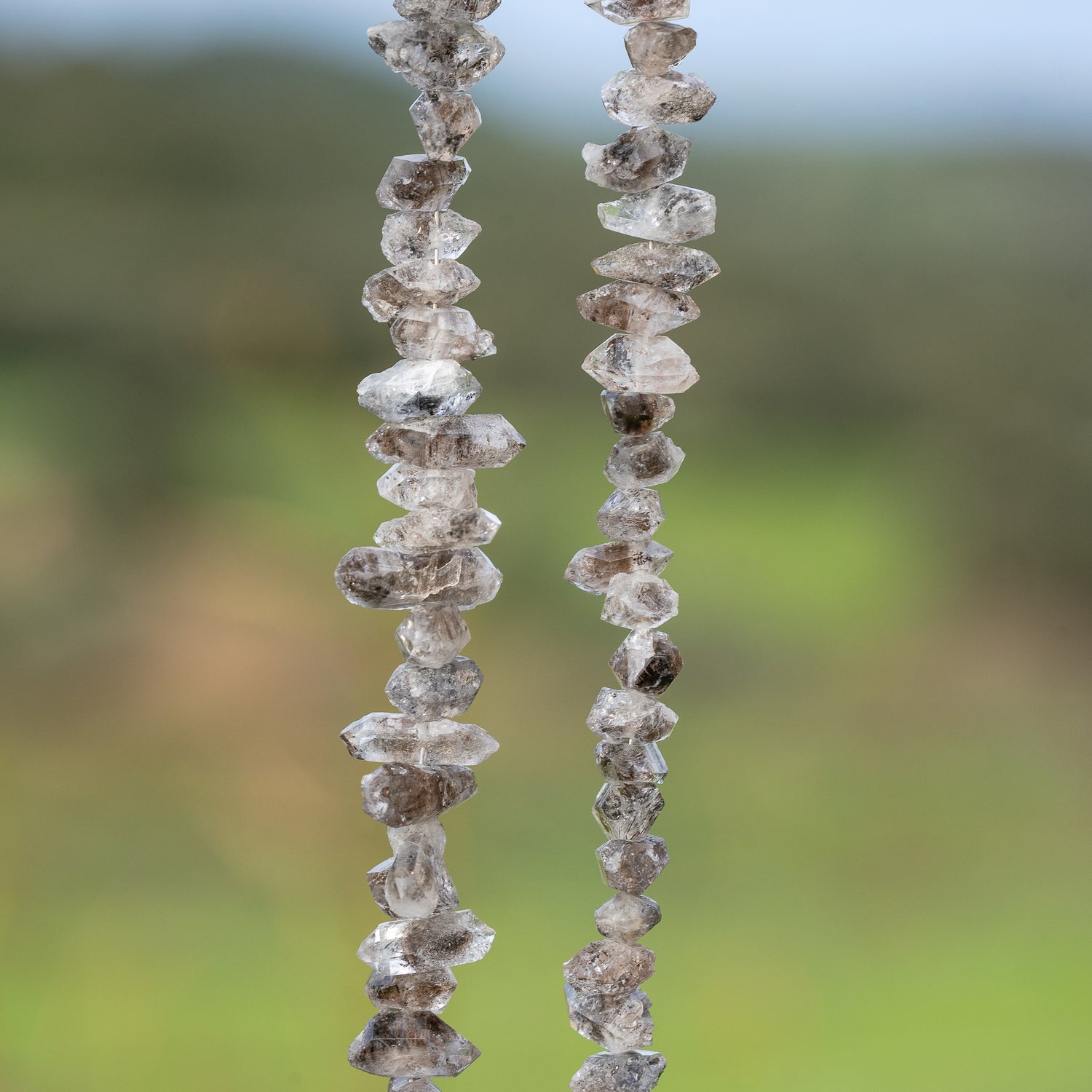 Cristaux bruts de Herkimer avec inclusions de env 7/12 mm ( 1/2 rang de env 20 cm )