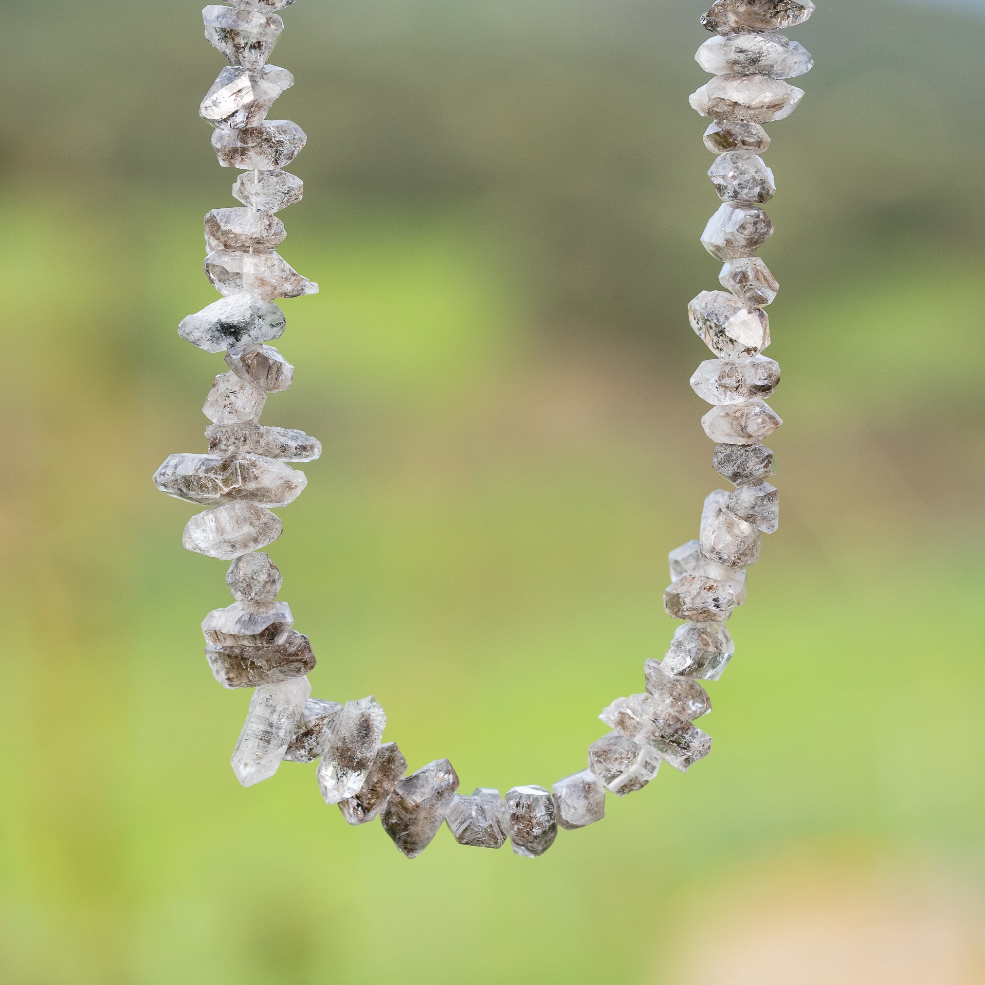 Cristaux bruts de Herkimer avec inclusions de env 7/12 mm ( 1/2 rang de env 20 cm )