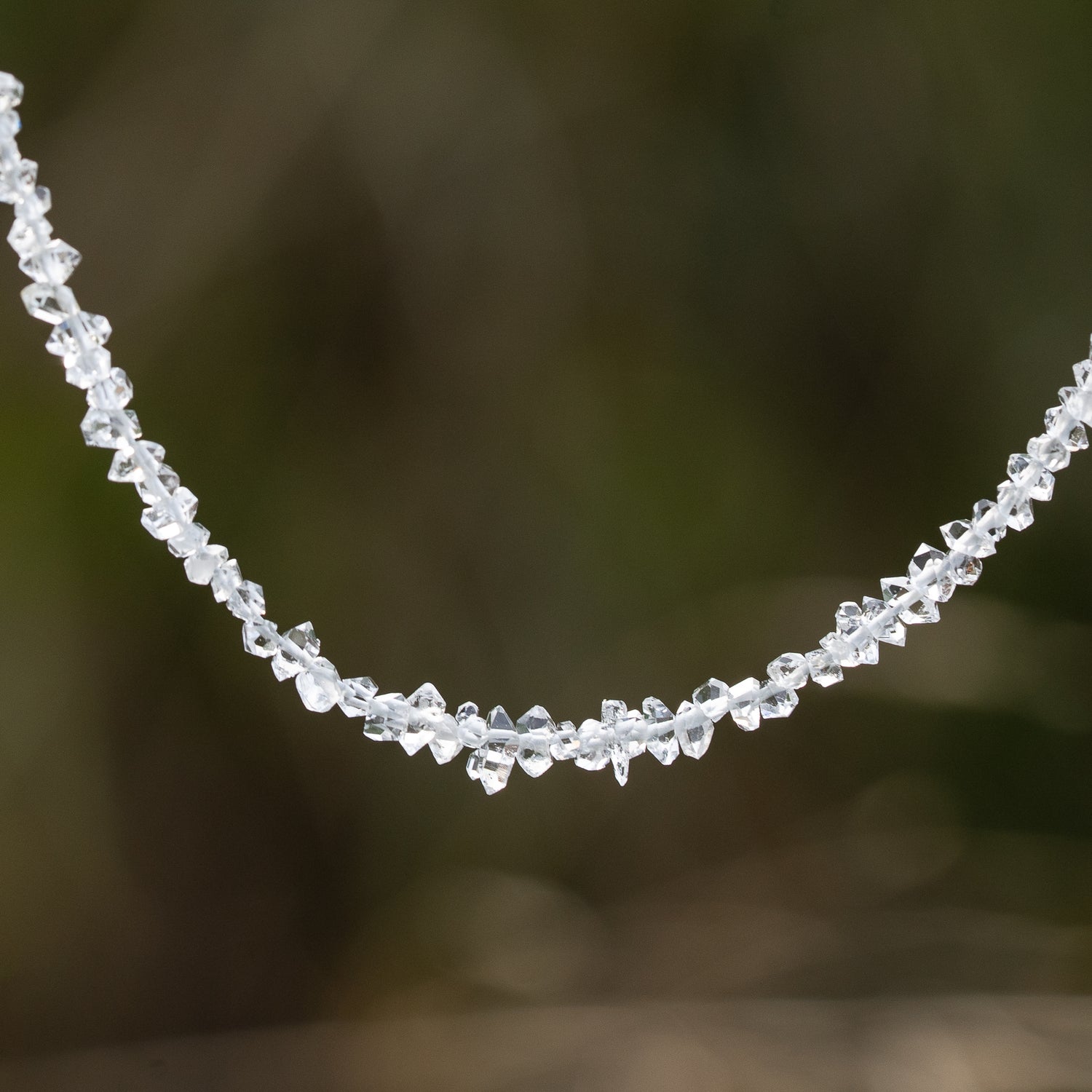 Petits cristaux bruts de Herkimer de env 2,5 x 1,5 mm ( 1/4 rang de env 70/75 perles )