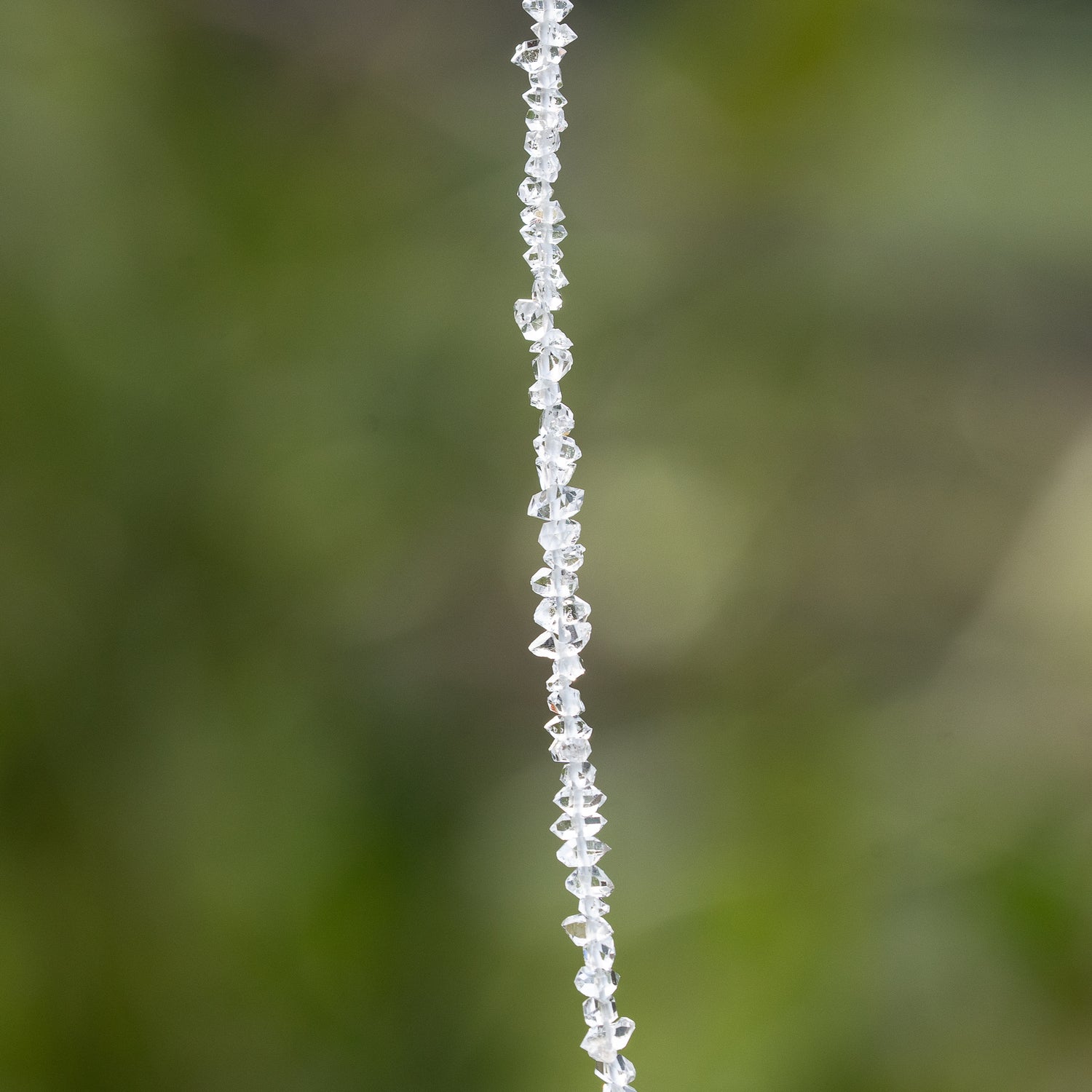 Petits cristaux bruts de Herkimer de env 2,5 x 1,5 mm ( 1/4 rang de env 70/75 perles )