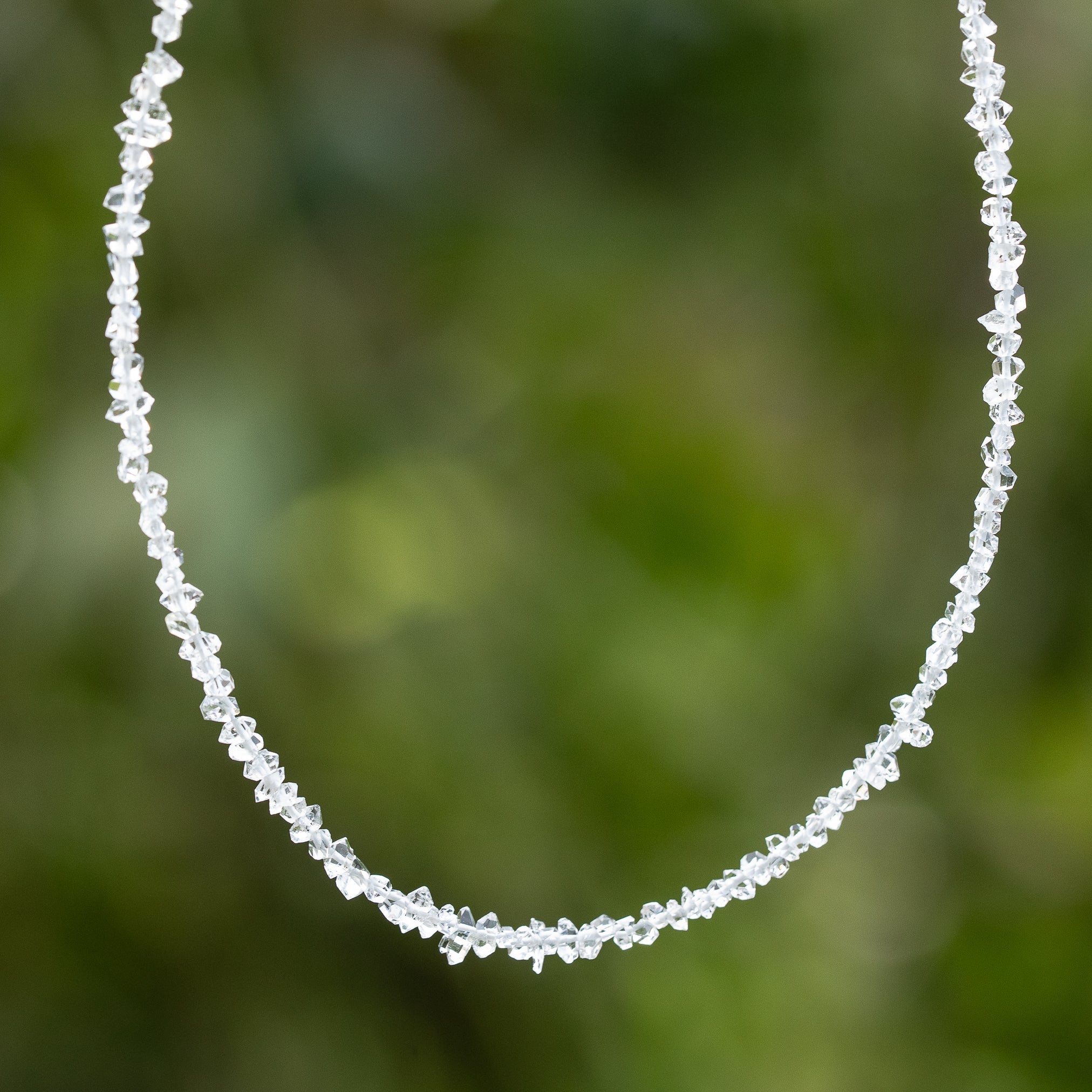 Petits cristaux bruts de Herkimer de env 2,5 x 1,5 mm ( 1/4 rang de env 70/75 perles )