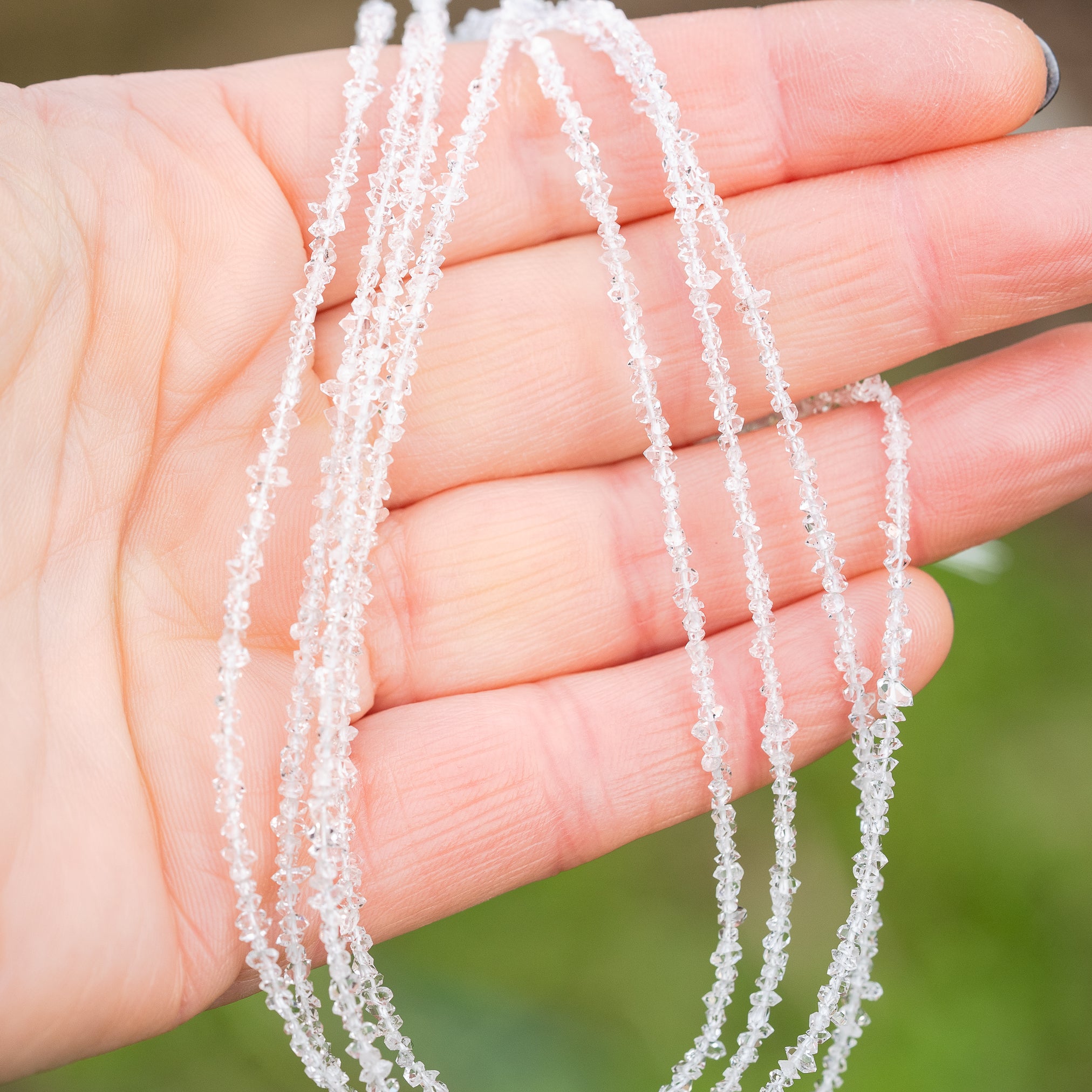 Petits cristaux bruts de Herkimer de env 2,5 x 1,5 mm ( 1/4 rang de env 70/75 perles )