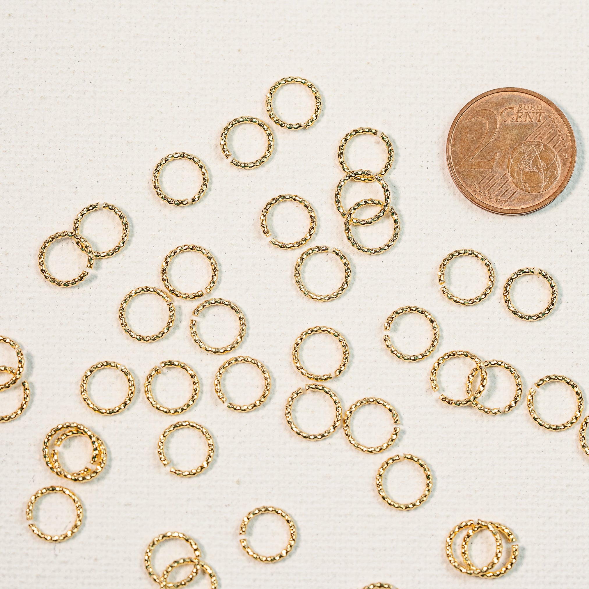 Anneaux de jonctions torsadés en laiton plaqué or 18k de 8 x 1 mm ( lot de 4 )