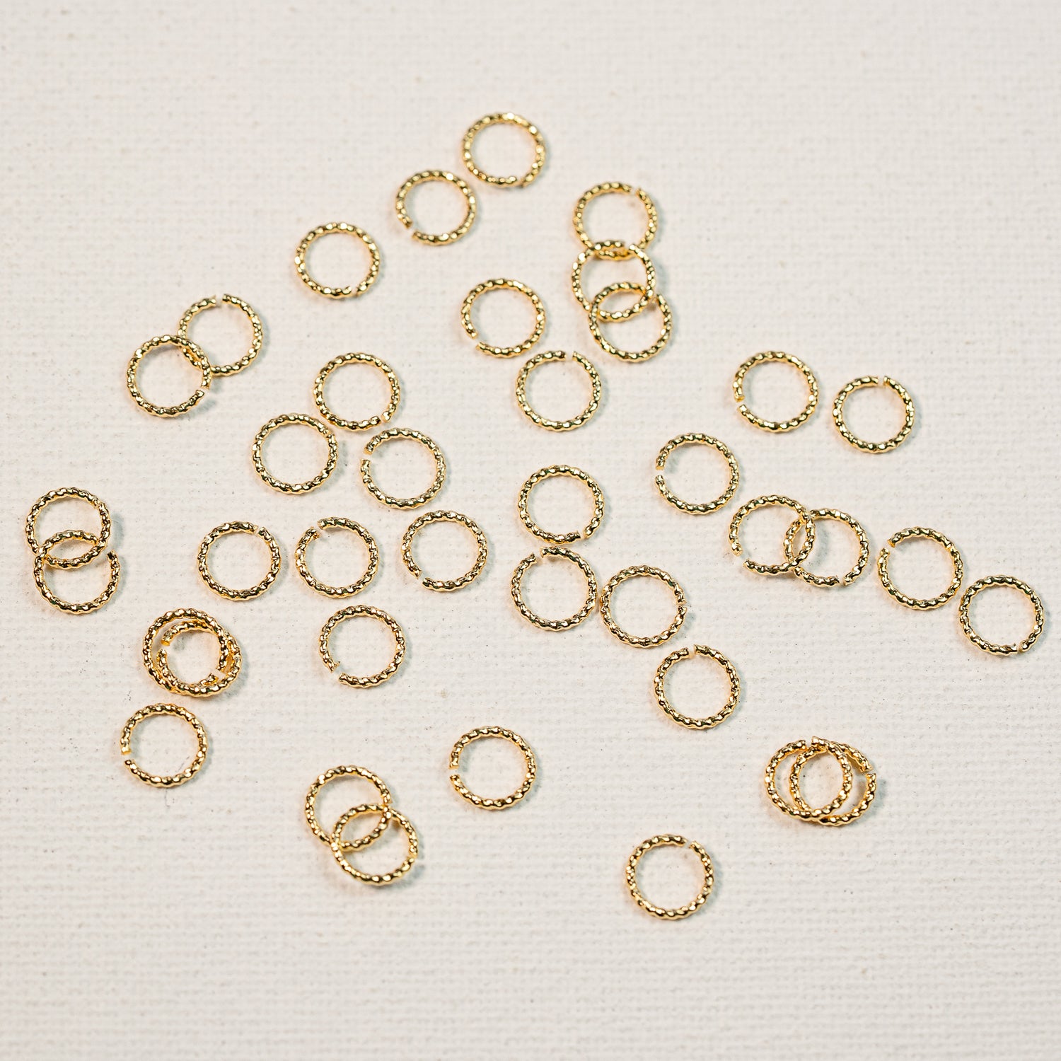 Anneaux de jonctions torsadés en laiton plaqué or 18k de 8 x 1 mm ( lot de 4 )