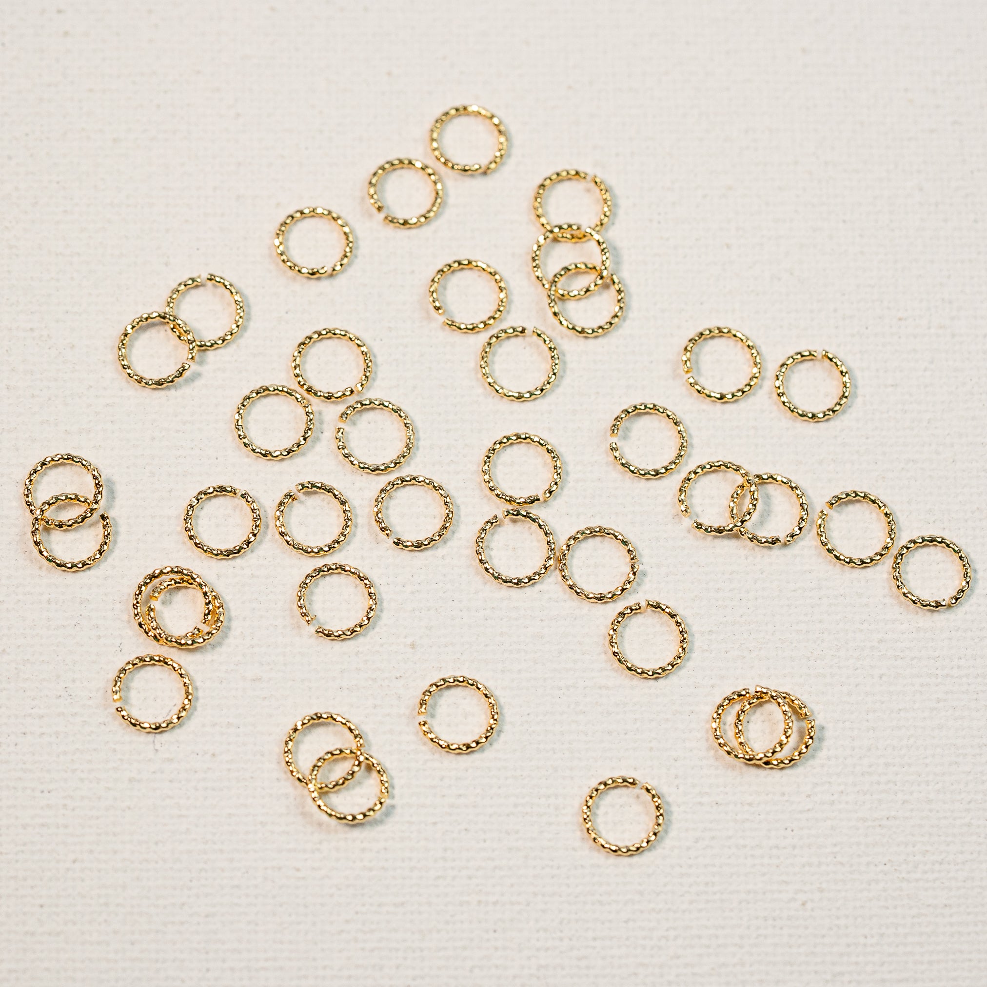 Anneaux de jonctions torsadés en laiton plaqué or 18k de 8 x 1 mm ( lot de 4 )