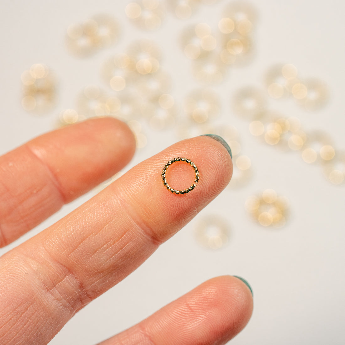 Anneaux de jonctions torsadés en laiton plaqué or 18k de 8 x 1 mm ( lot de 4 )