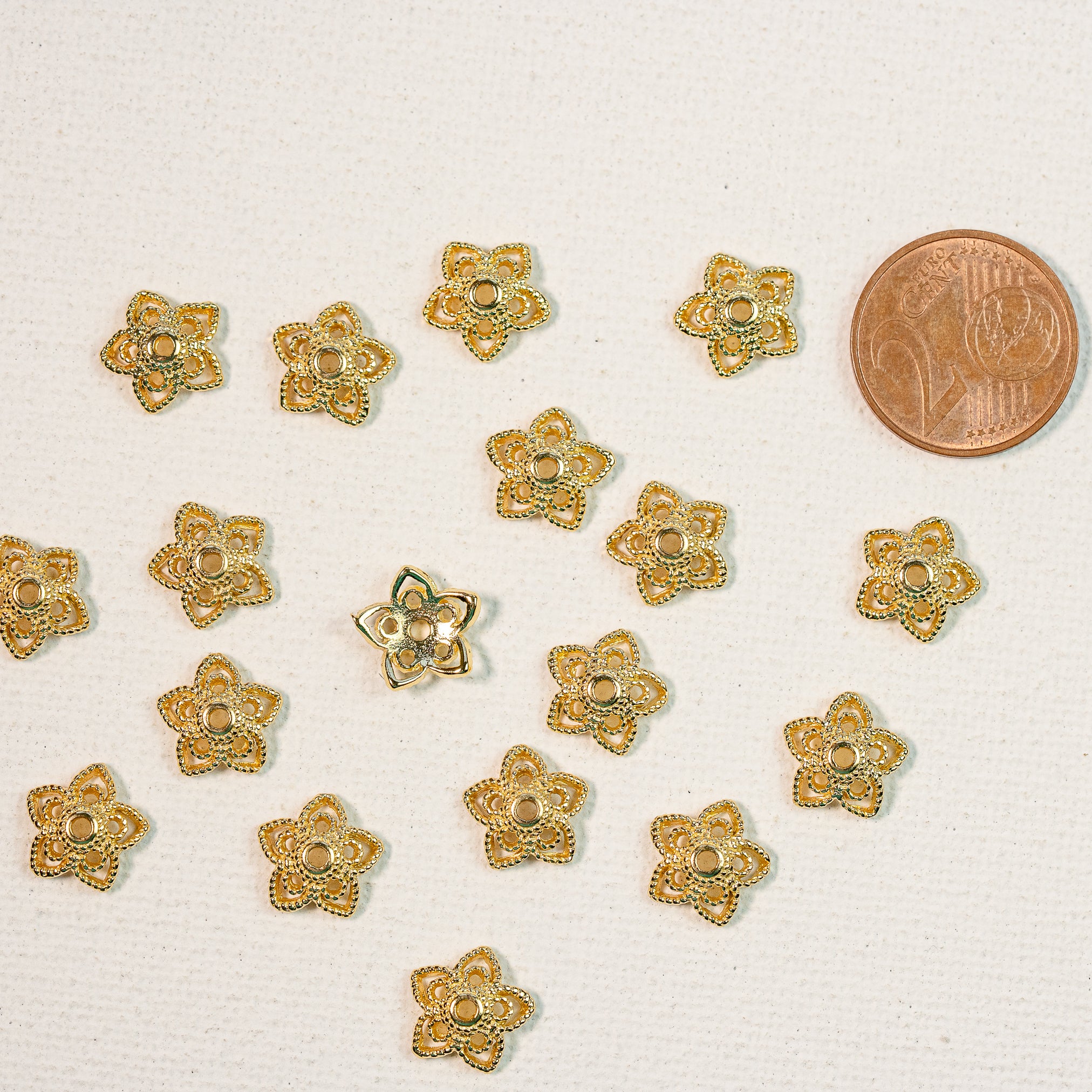 Coupelles fleurs filigranées en laiton plaqué or 18k de 10 mm ( lot de 2 )