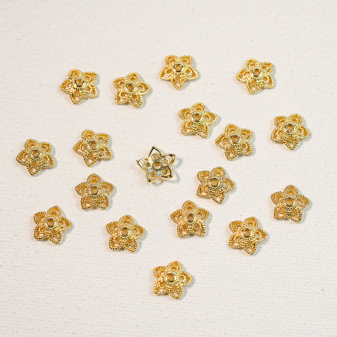 Coupelles fleurs filigranées en laiton plaqué or 18k de 10 mm ( lot de 2 )