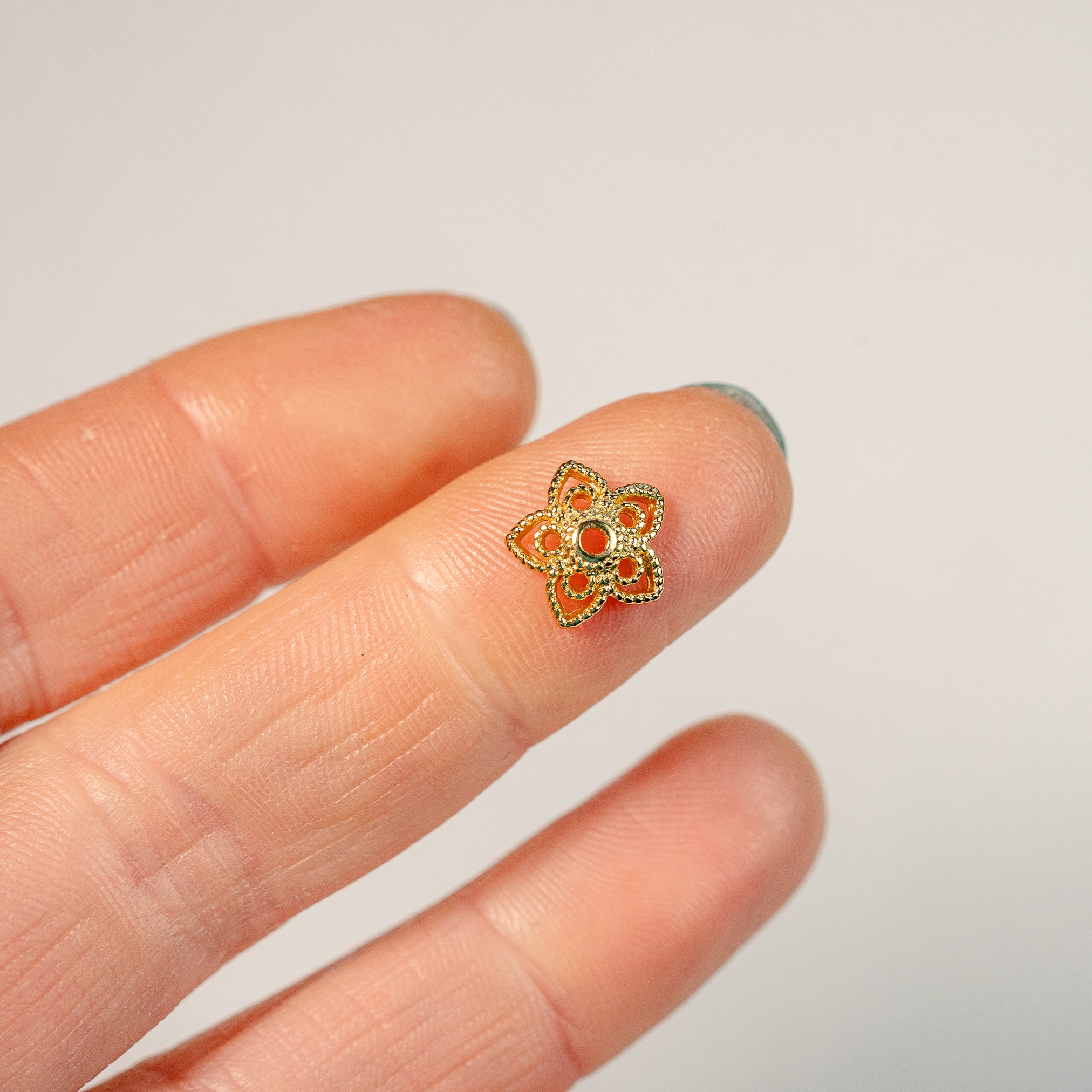 Coupelles fleurs filigranées en laiton plaqué or 18k de 10 mm ( lot de 2 )