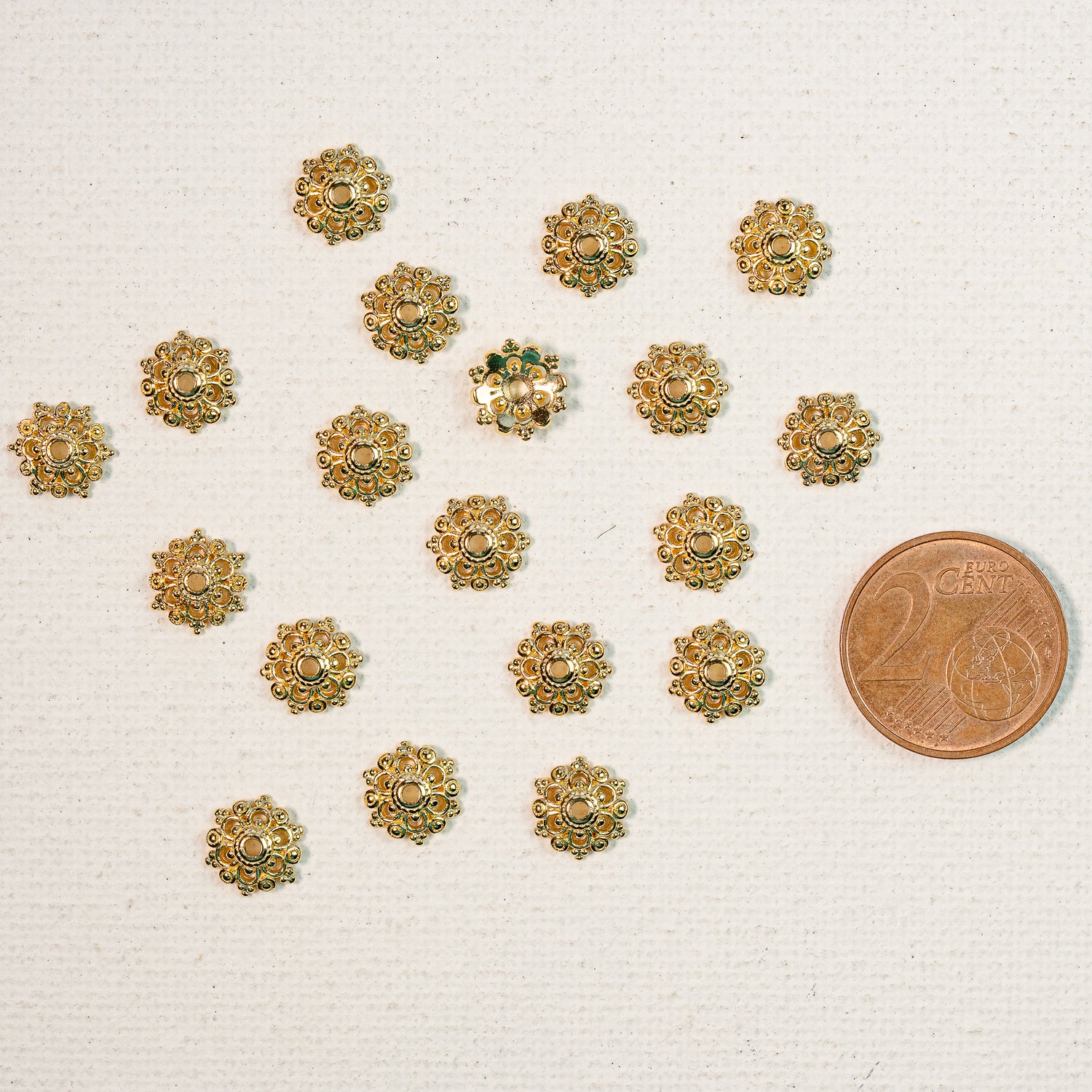 Coupelles fleurs filigranées en laiton plaqué or 18k de 9 mm ( lot de 2 )