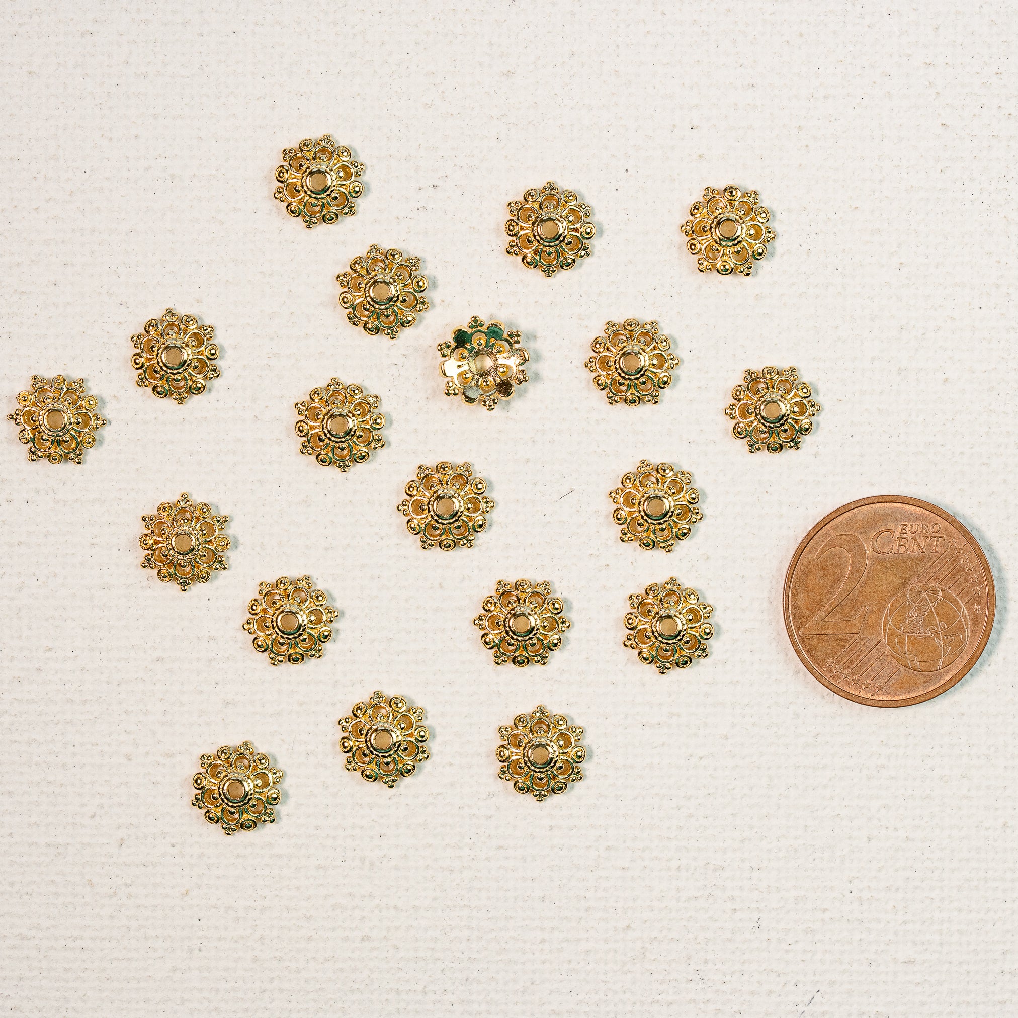 Coupelles fleurs filigranées en laiton plaqué or 18k de 9 mm ( lot de 2 )