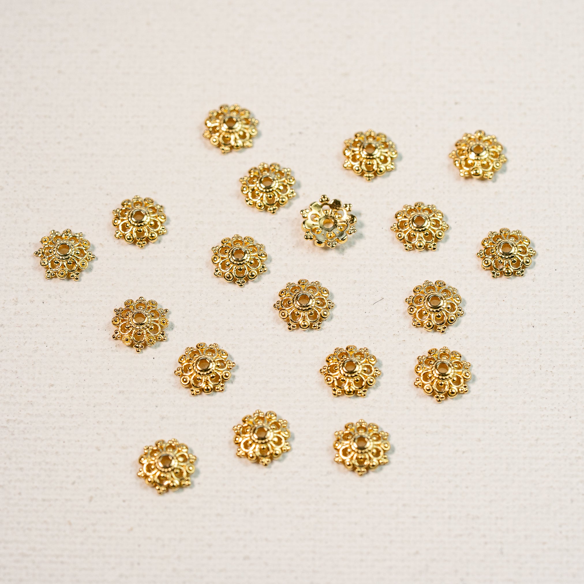 Coupelles fleurs filigranées en laiton plaqué or 18k de 9 mm ( lot de 2 )