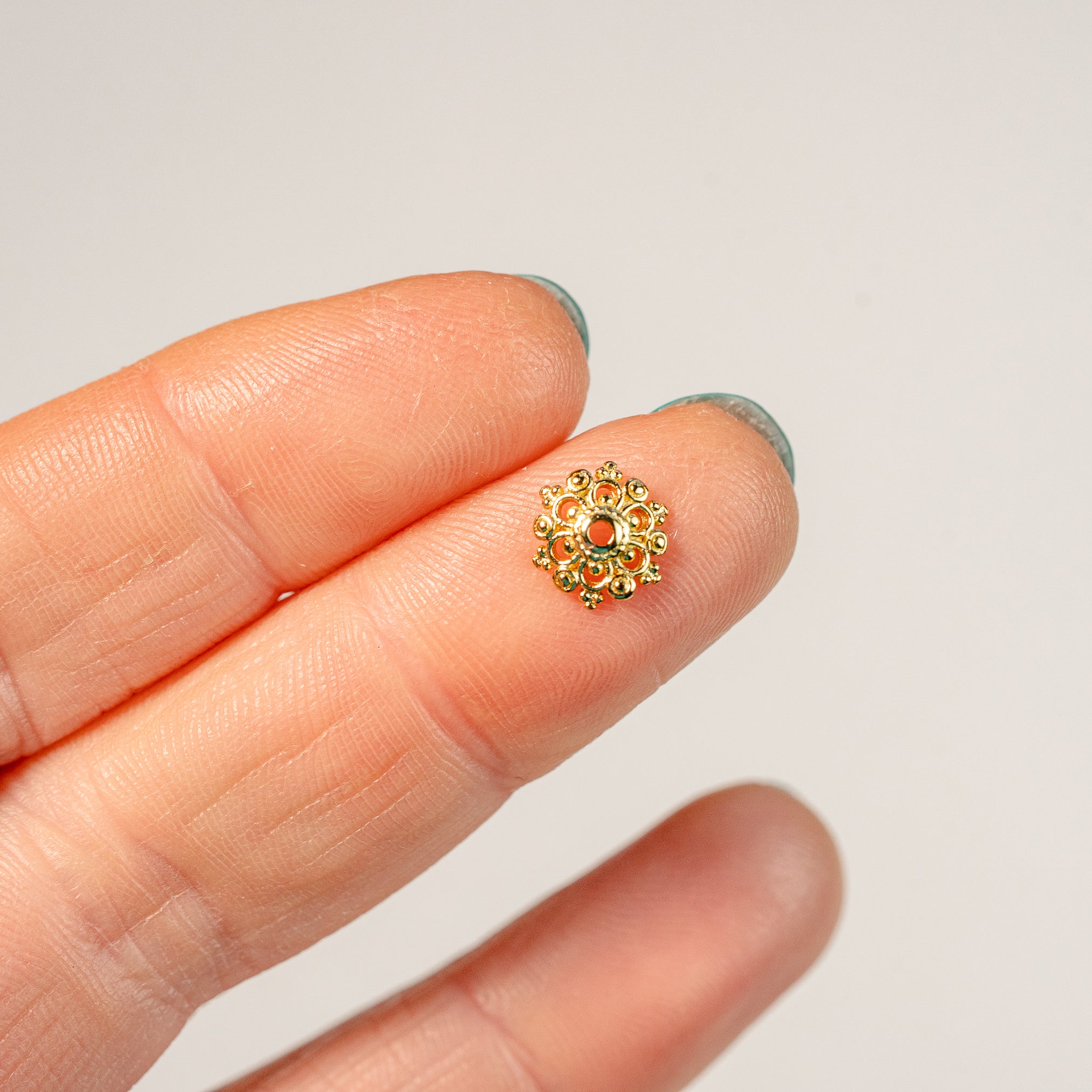 Coupelles fleurs filigranées en laiton plaqué or 18k de 9 mm ( lot de 2 )