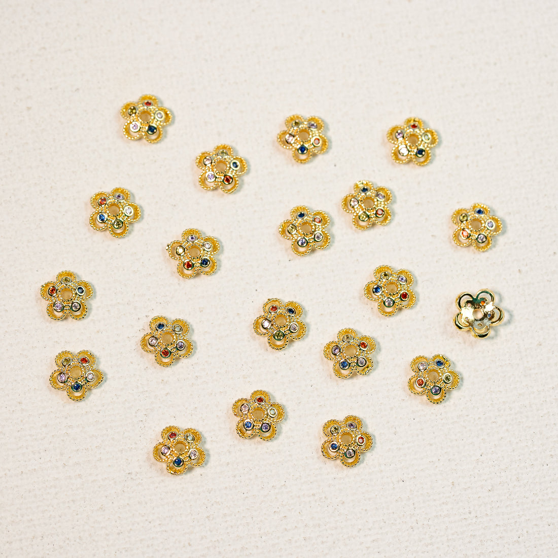 Coupelles fleurs en laiton plaqué or 18k et zirconium coloré de 8,5 mm ( lot de 2 )