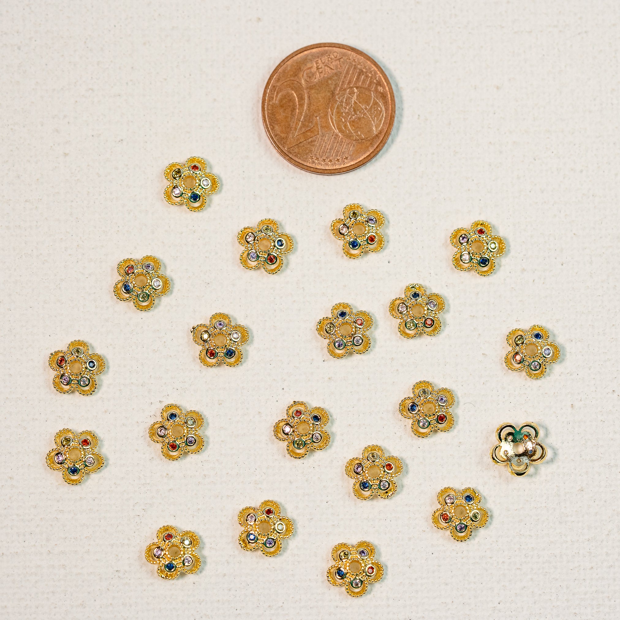 Coupelles fleurs en laiton plaqué or 18k et zirconium coloré de 8,5 mm ( lot de 2 )