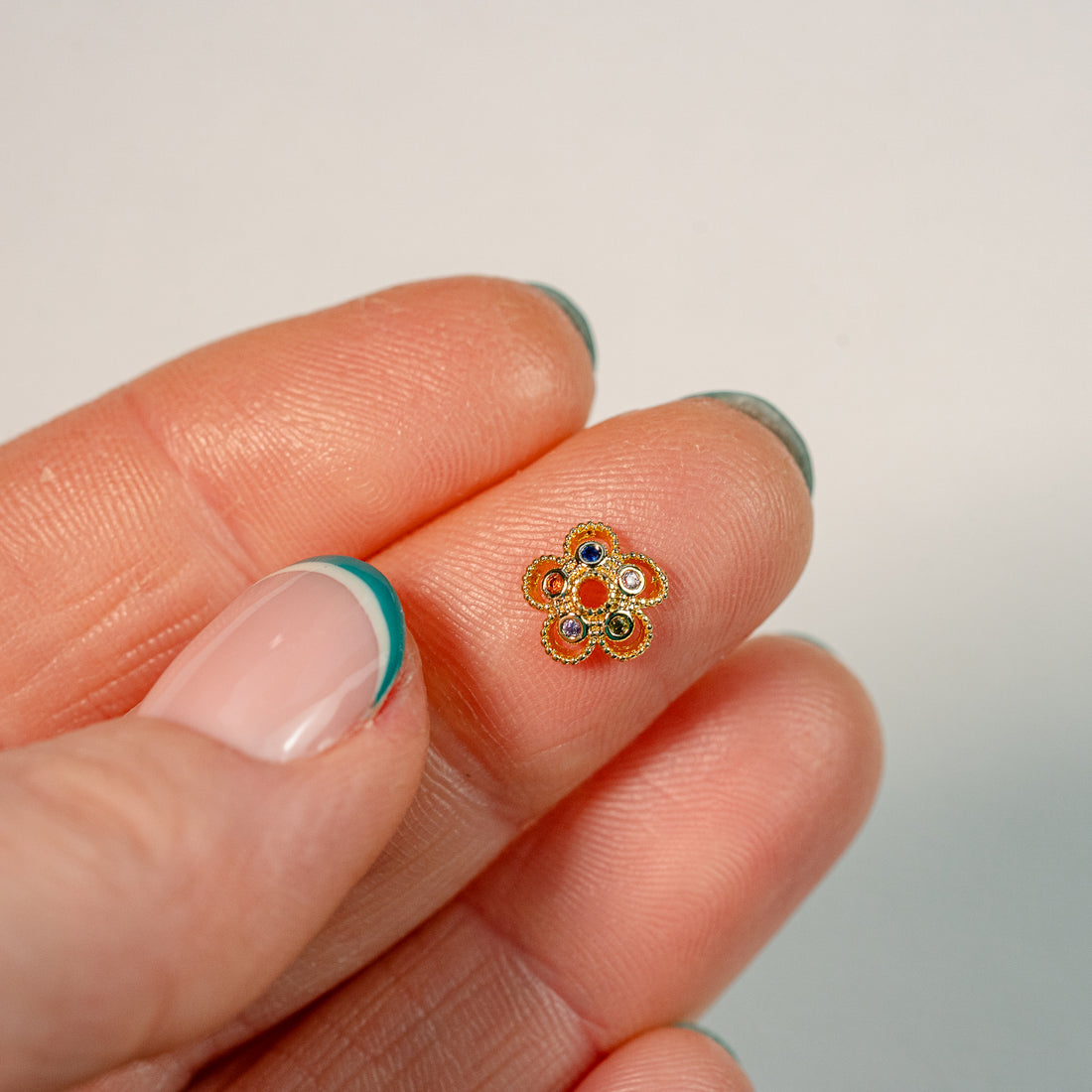 Coupelles fleurs en laiton plaqué or 18k et zirconium coloré de 8,5 mm ( lot de 2 )