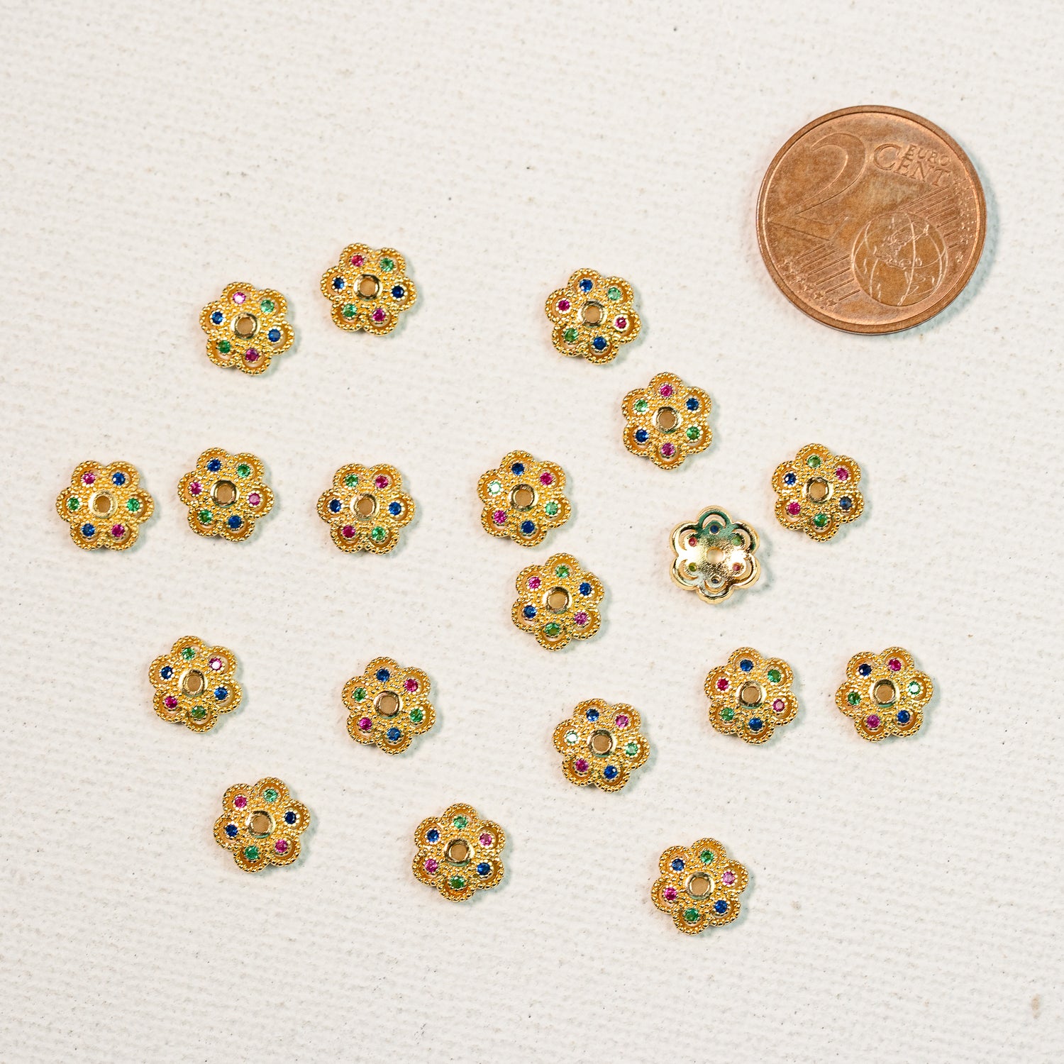 Coupelles fleurs en laiton plaqué or 18k et zirconium coloré de 7 mm ( lot de 2 )