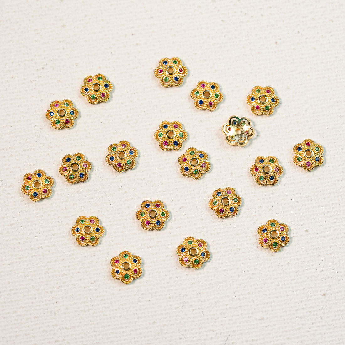 Coupelles fleurs en laiton plaqué or 18k et zirconium coloré de 7 mm ( lot de 2 )