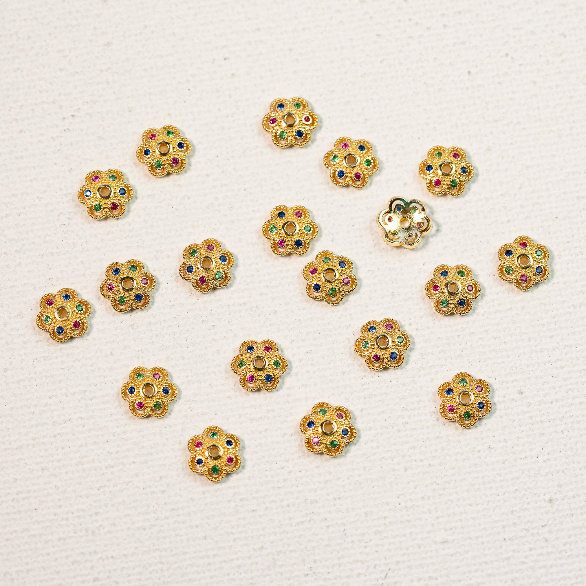 Coupelles fleurs en laiton plaqué or 18k et zirconium coloré de 7 mm ( lot de 2 )