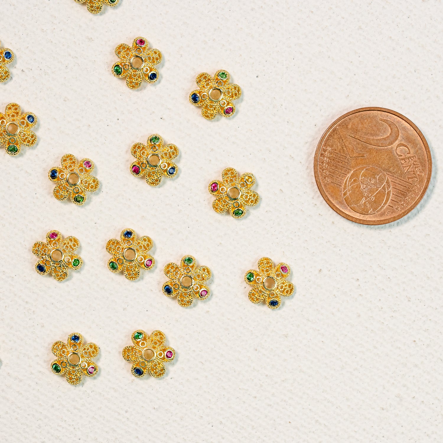 Coupelles fleurs en laiton plaqué or 18k et zirconium coloré de 8 mm ( lot de 2 )