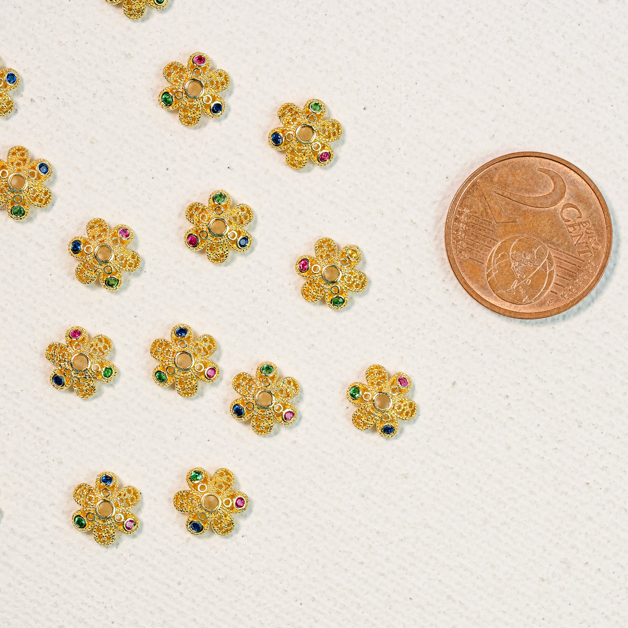 Coupelles fleurs en laiton plaqué or 18k et zirconium coloré de 8 mm ( lot de 2 )