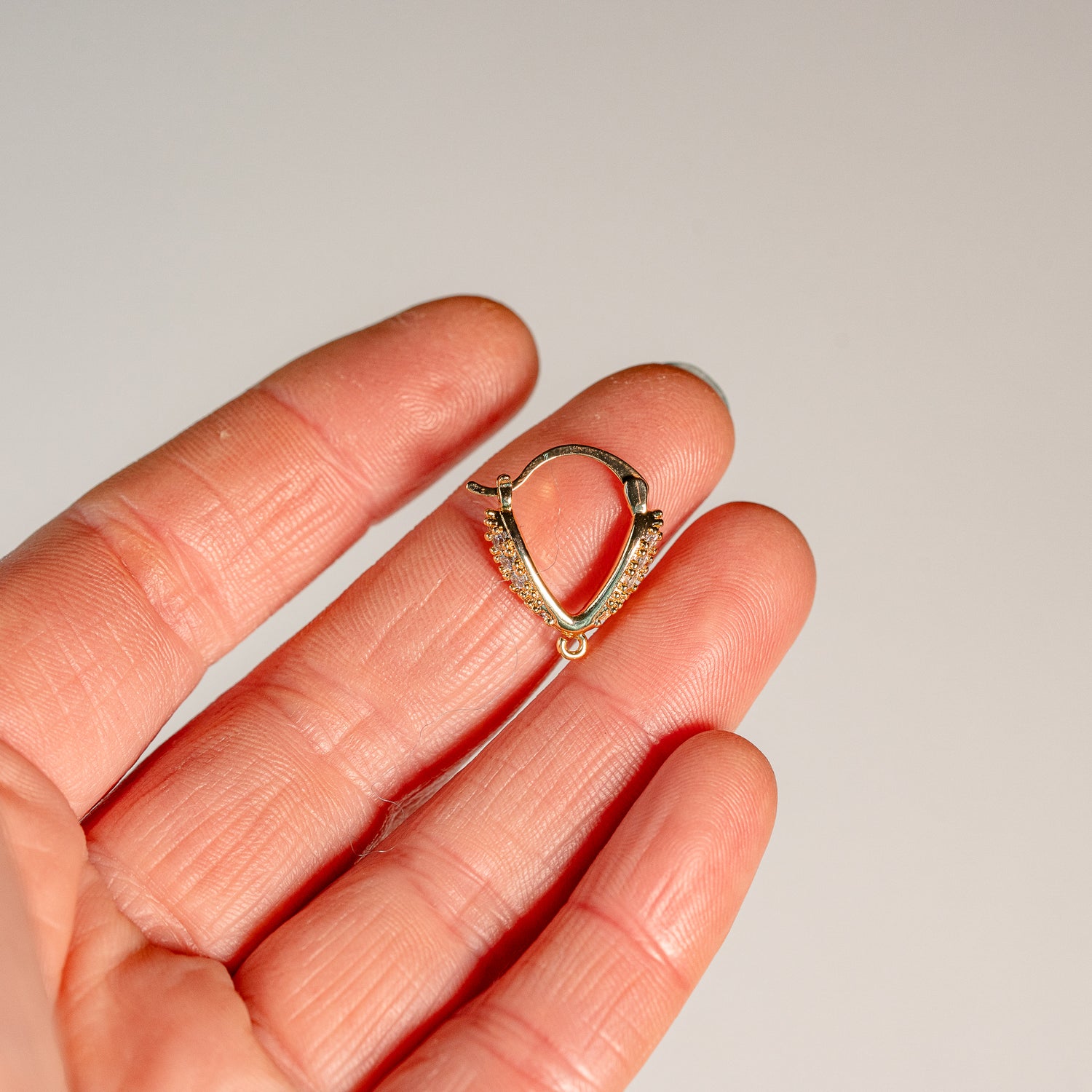 Créoles triangle en laiton plaqué or 18k et zirconium de 17 mm ( la paire )