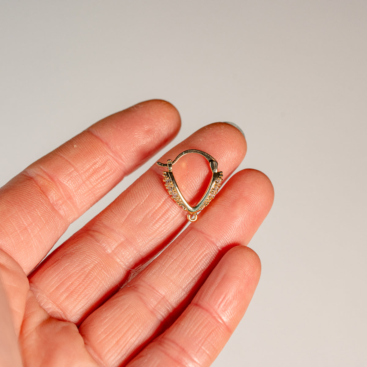 Créoles triangle en laiton plaqué or 18k et zirconium de 17 mm ( la paire )