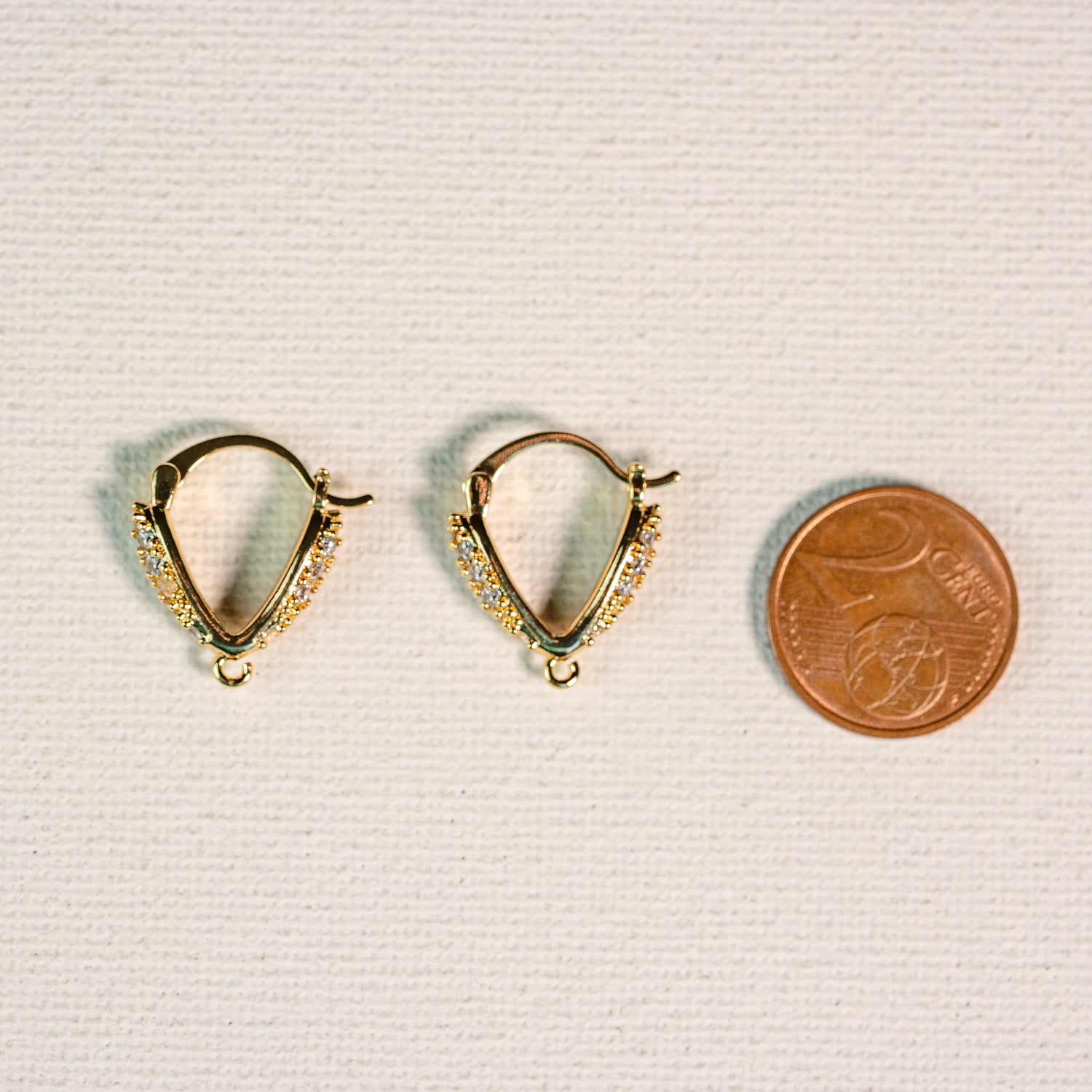 Créoles triangle en laiton plaqué or 18k et zirconium de 17 mm ( la paire )