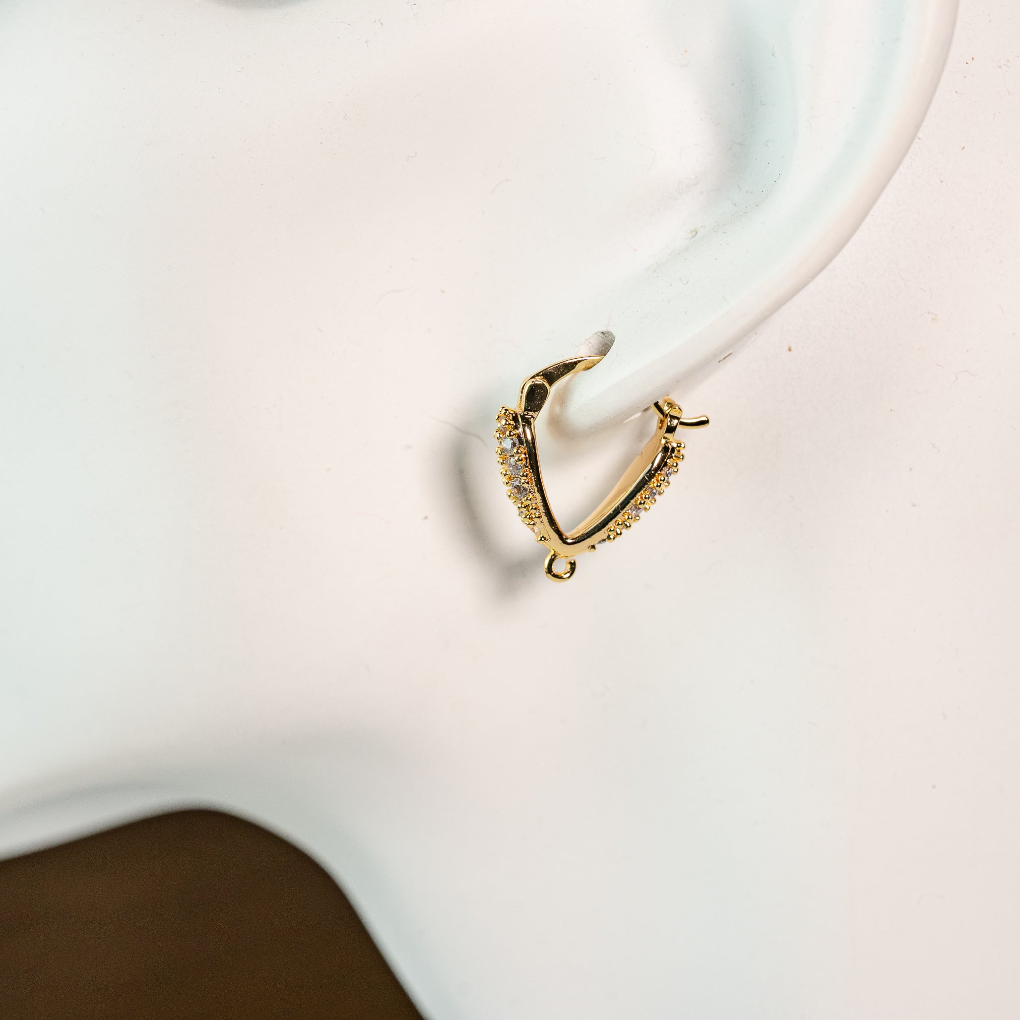 Créoles triangle en laiton plaqué or 18k et zirconium de 17 mm ( la paire )