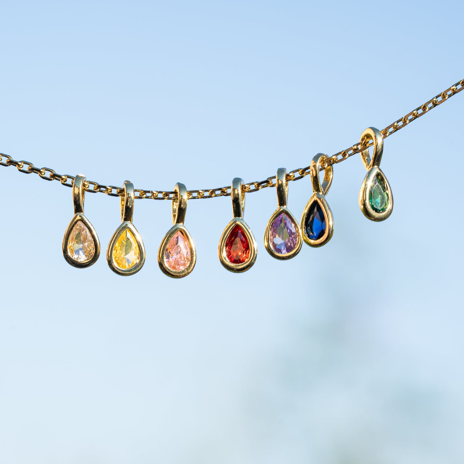 Breloques gouttes en laiton plaqué or 18k et zirconium colorés au choix de 13 mm ( à l&