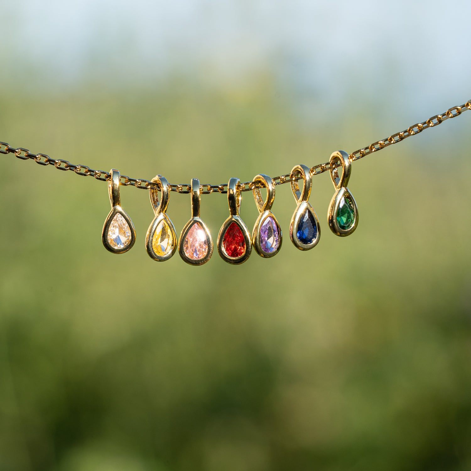 Breloques gouttes en laiton plaqué or 18k et zirconium colorés au choix de 13 mm ( à l&