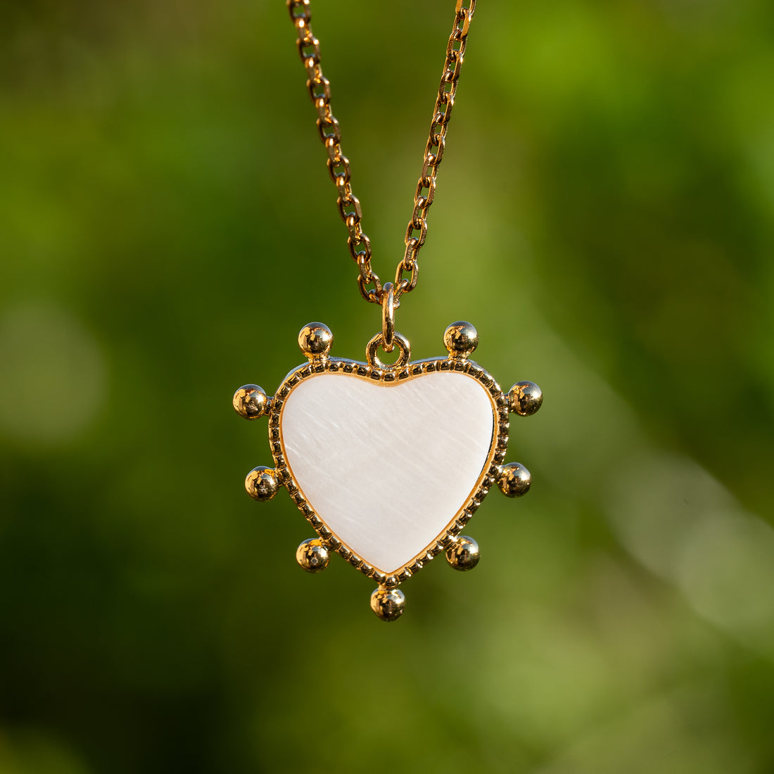 Breloques coeur en nacre et laiton plaqué or 18k de 22,5 mm ( à l&