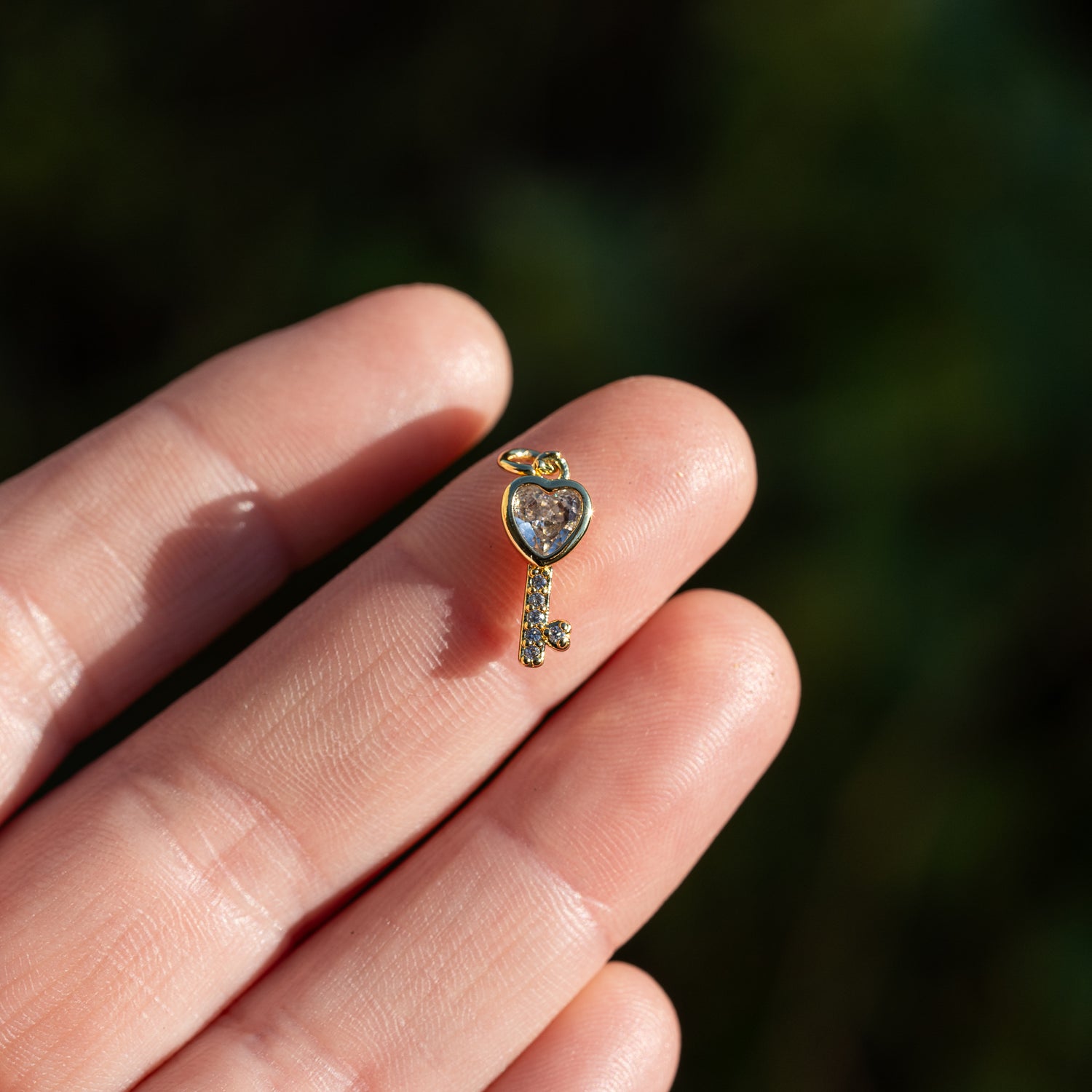 Breloques clef/coeur en laiton plaqué or 18k et zirconium de 15 mm ( à l&